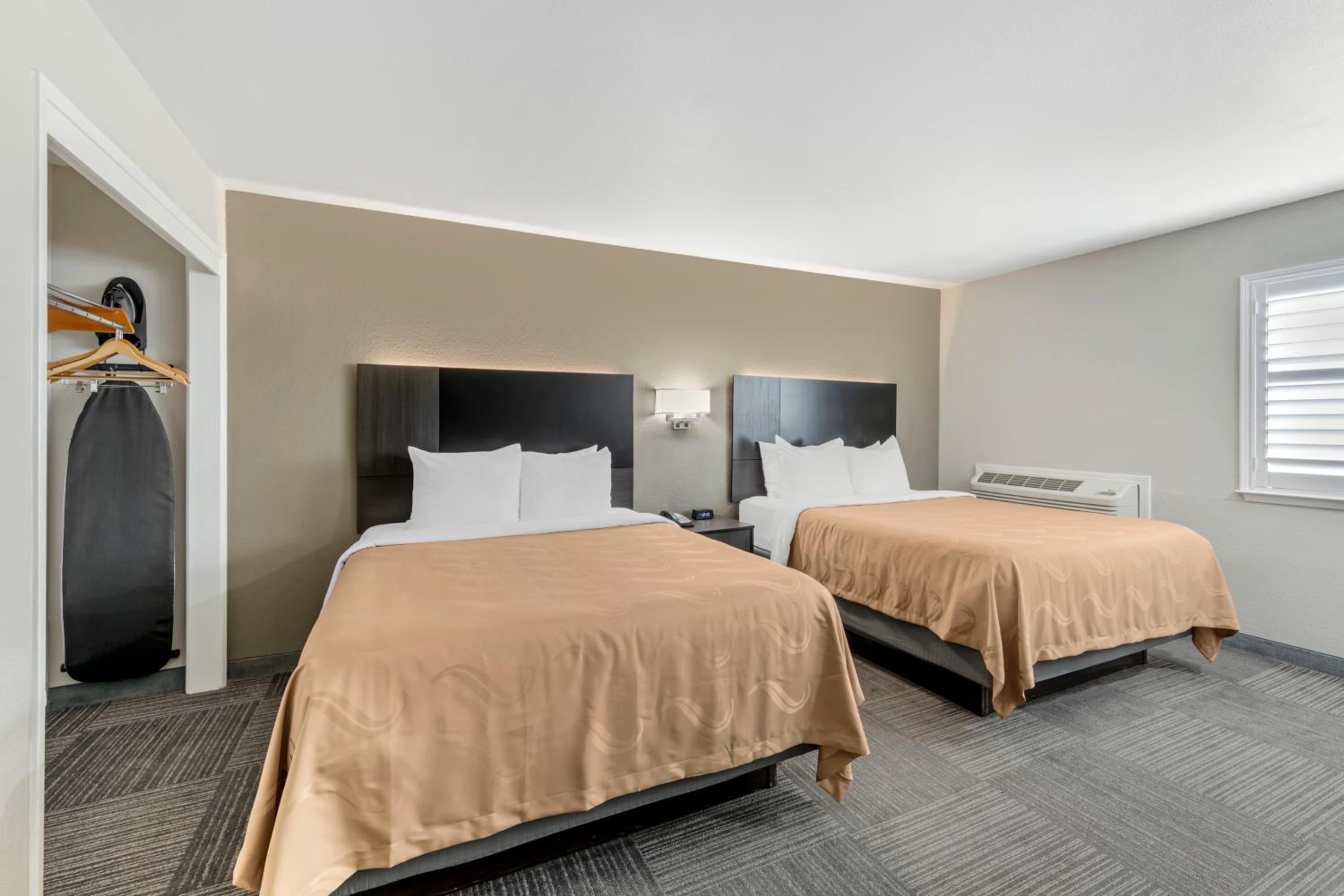 Queen Room with Two Queen Beds - Non-Smoking - Photo 6
