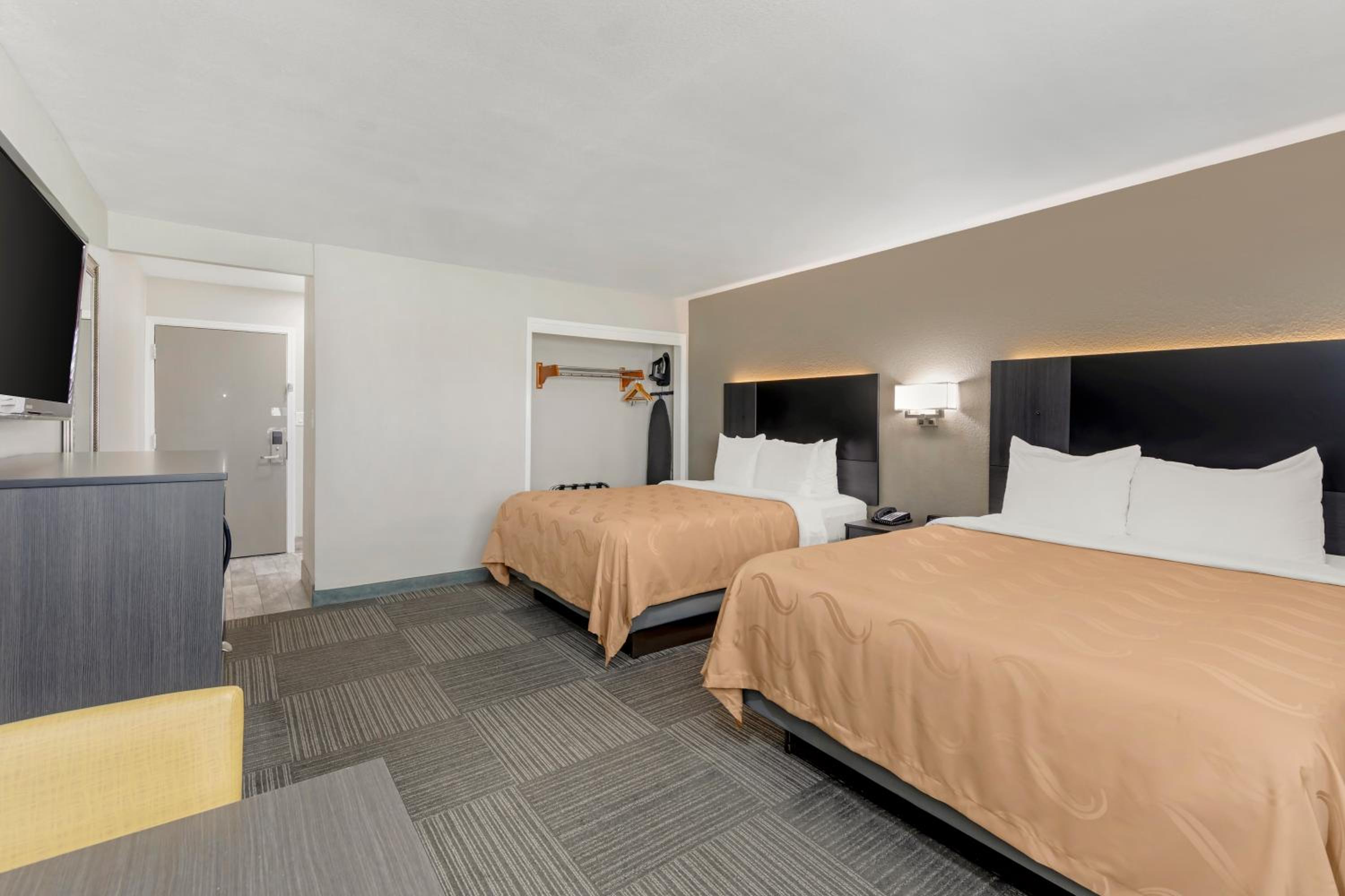 Queen Room with Two Queen Beds - Non-Smoking - Photo 7