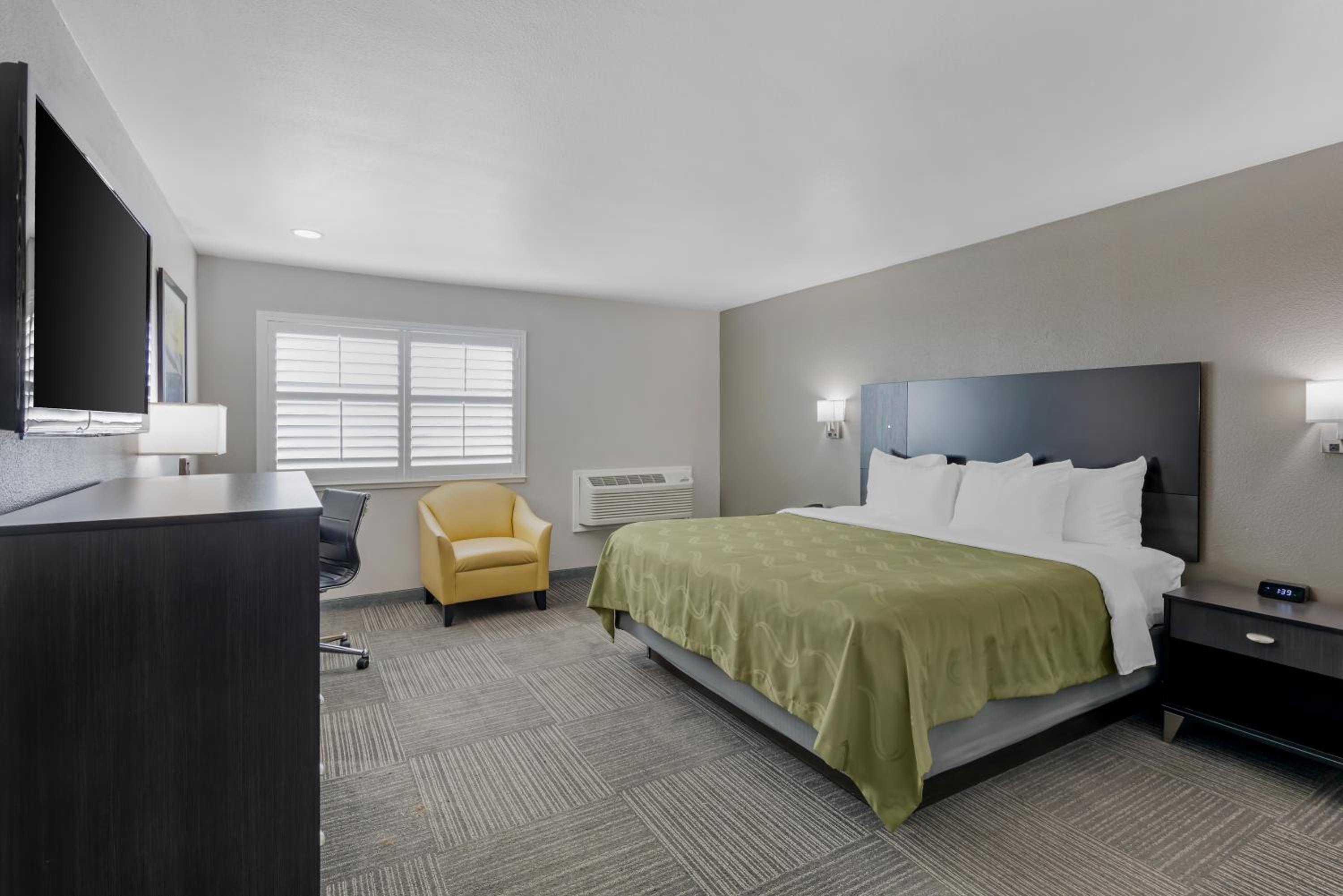 King Room - Accessible/Non-Smoking - Photo 1