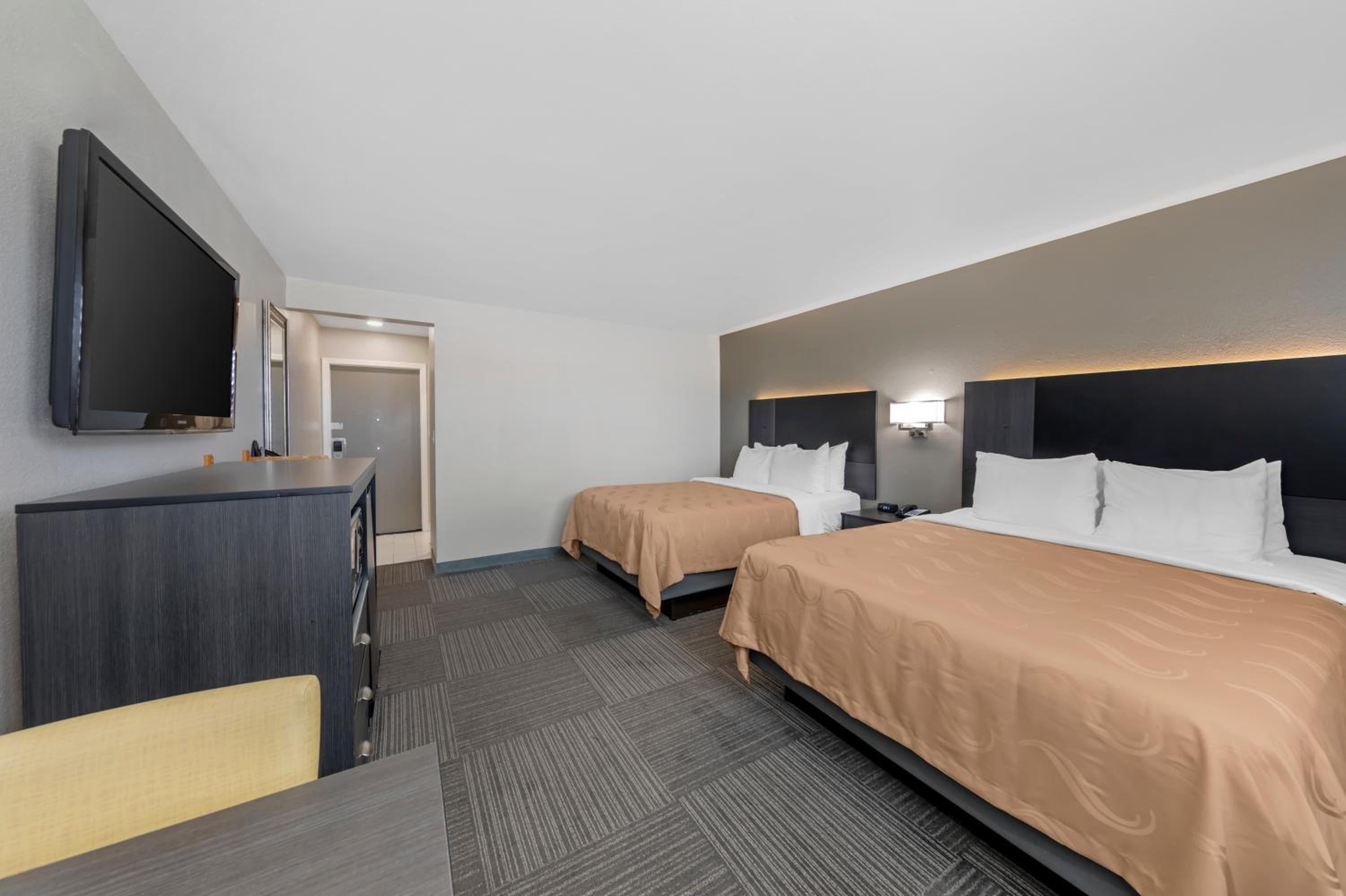 Queen Room with Two Queen Beds - Accessible/Non-Smoking  - Photo 4