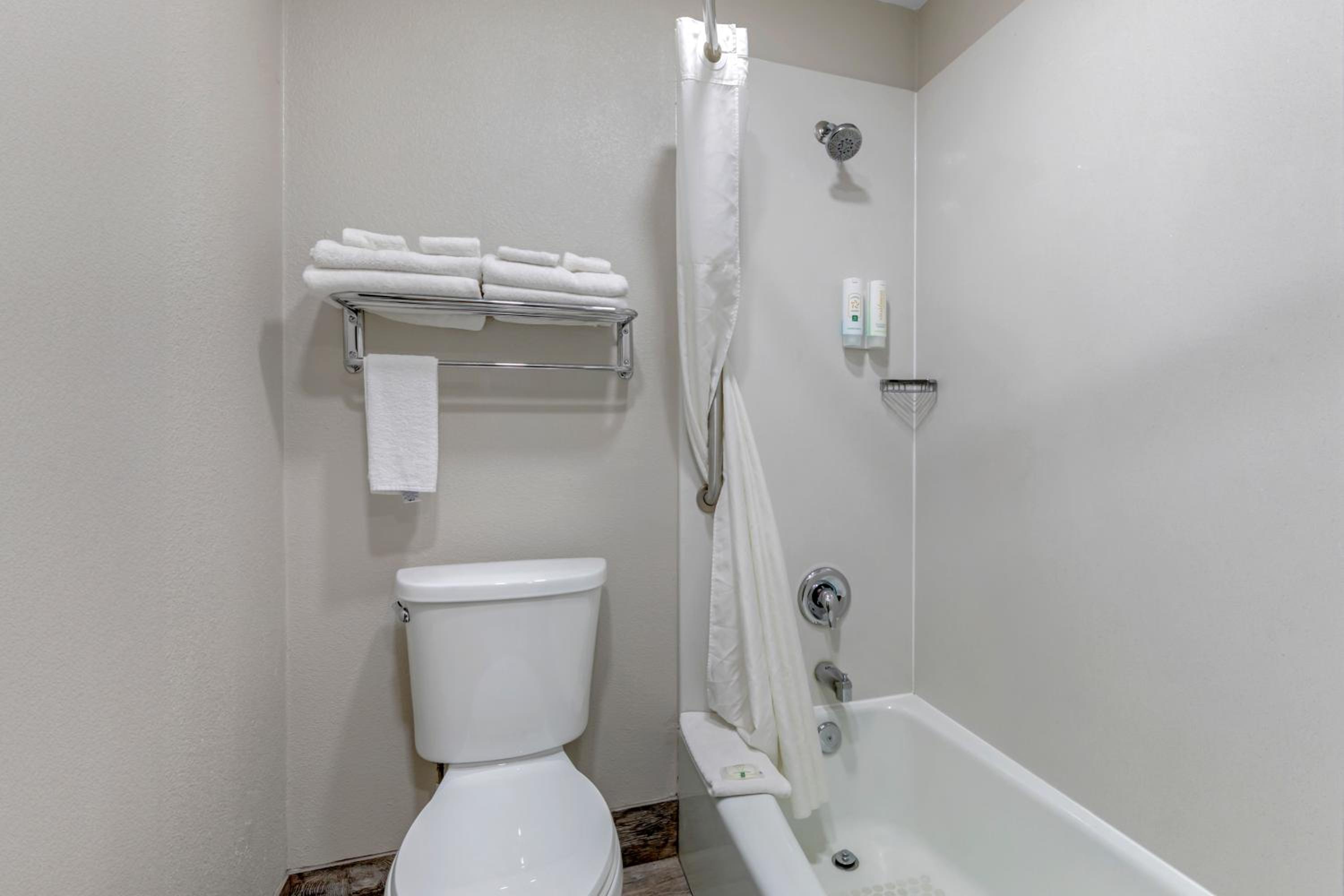 Queen Room with Two Queen Beds - Non-Smoking - Photo 4