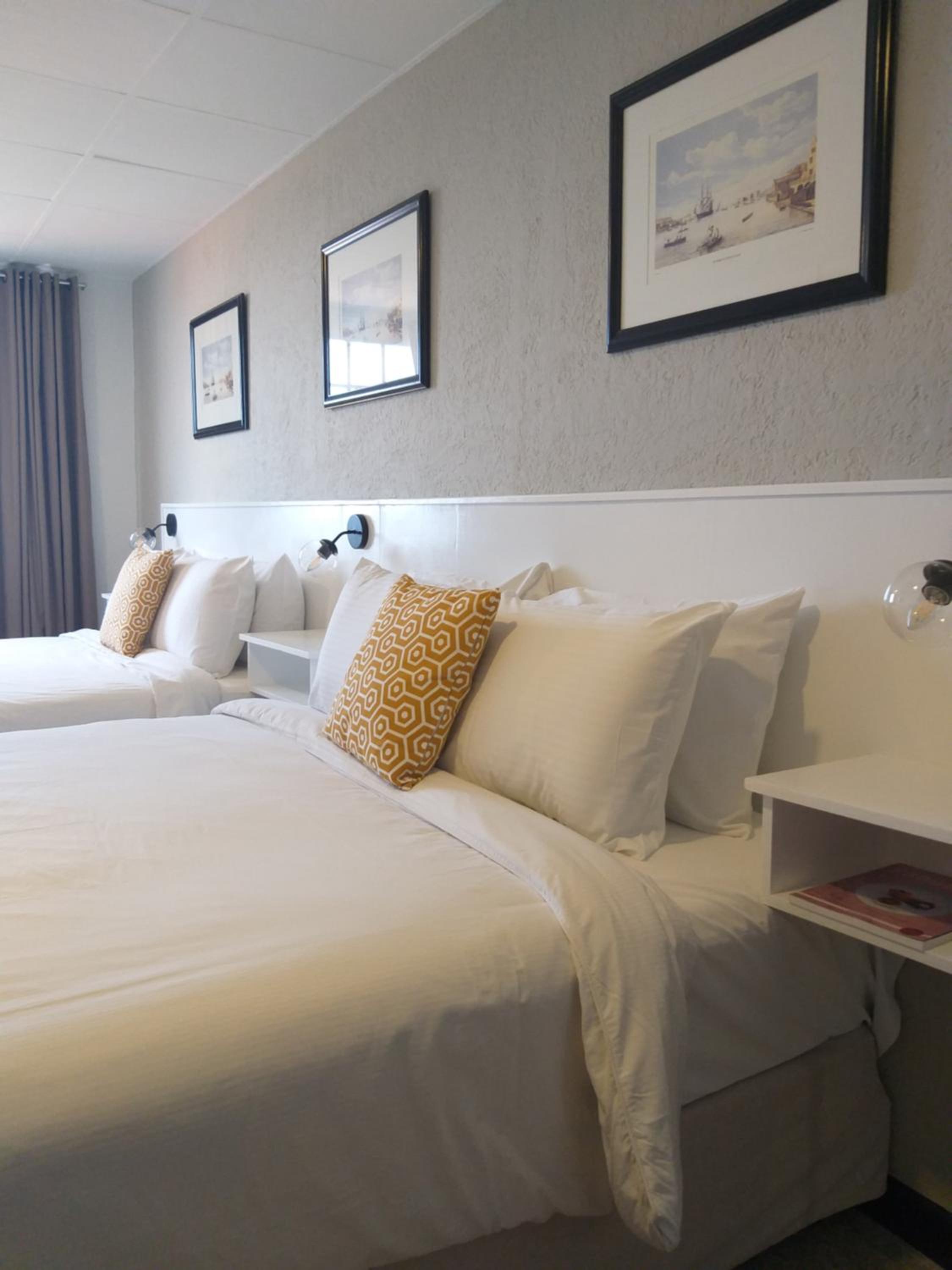 Queen Room with Two Queen Beds photo 2