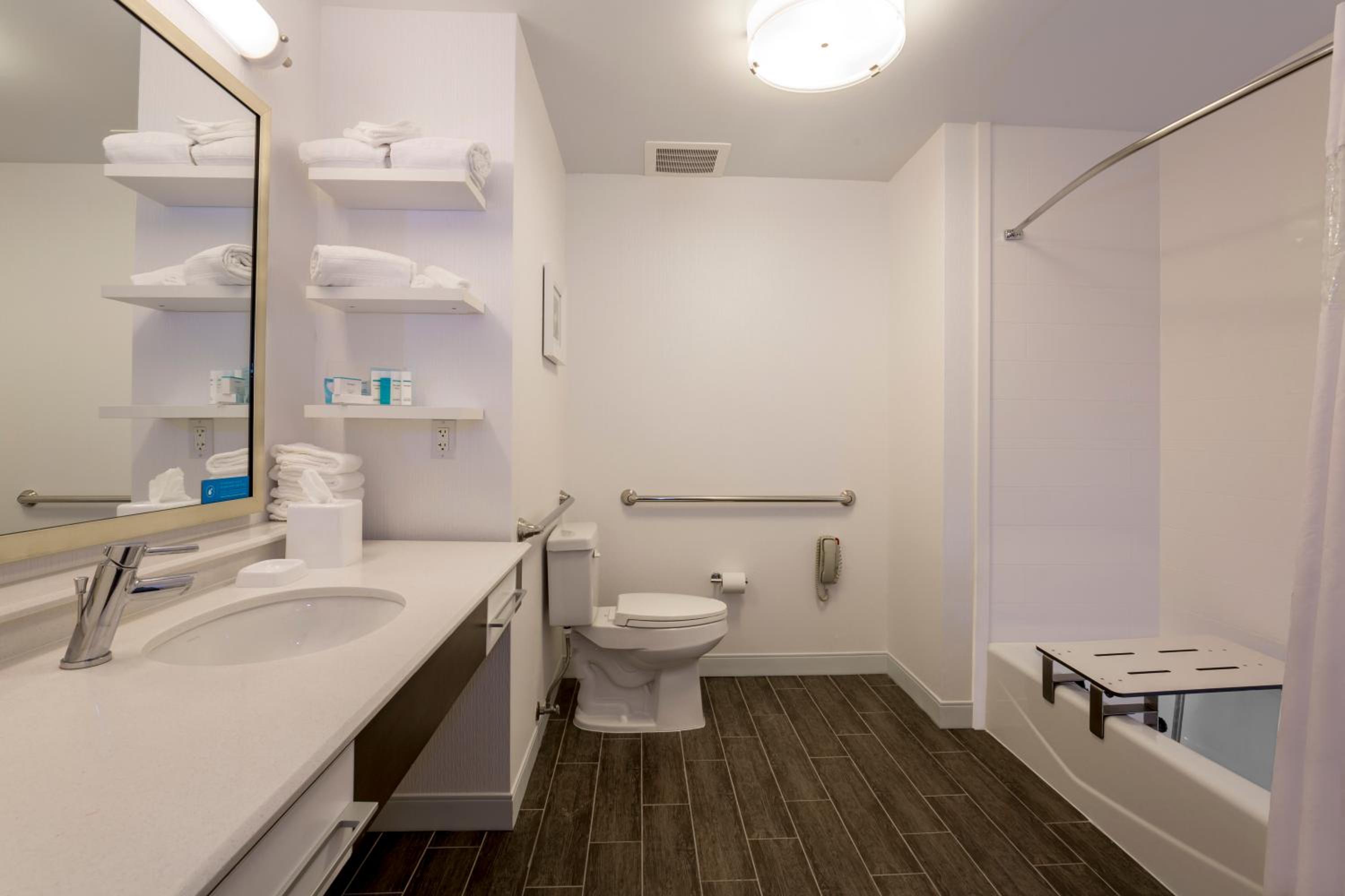 King Studio - Disability Access/Hearing Accessible - Non-Smoking - Photo 2