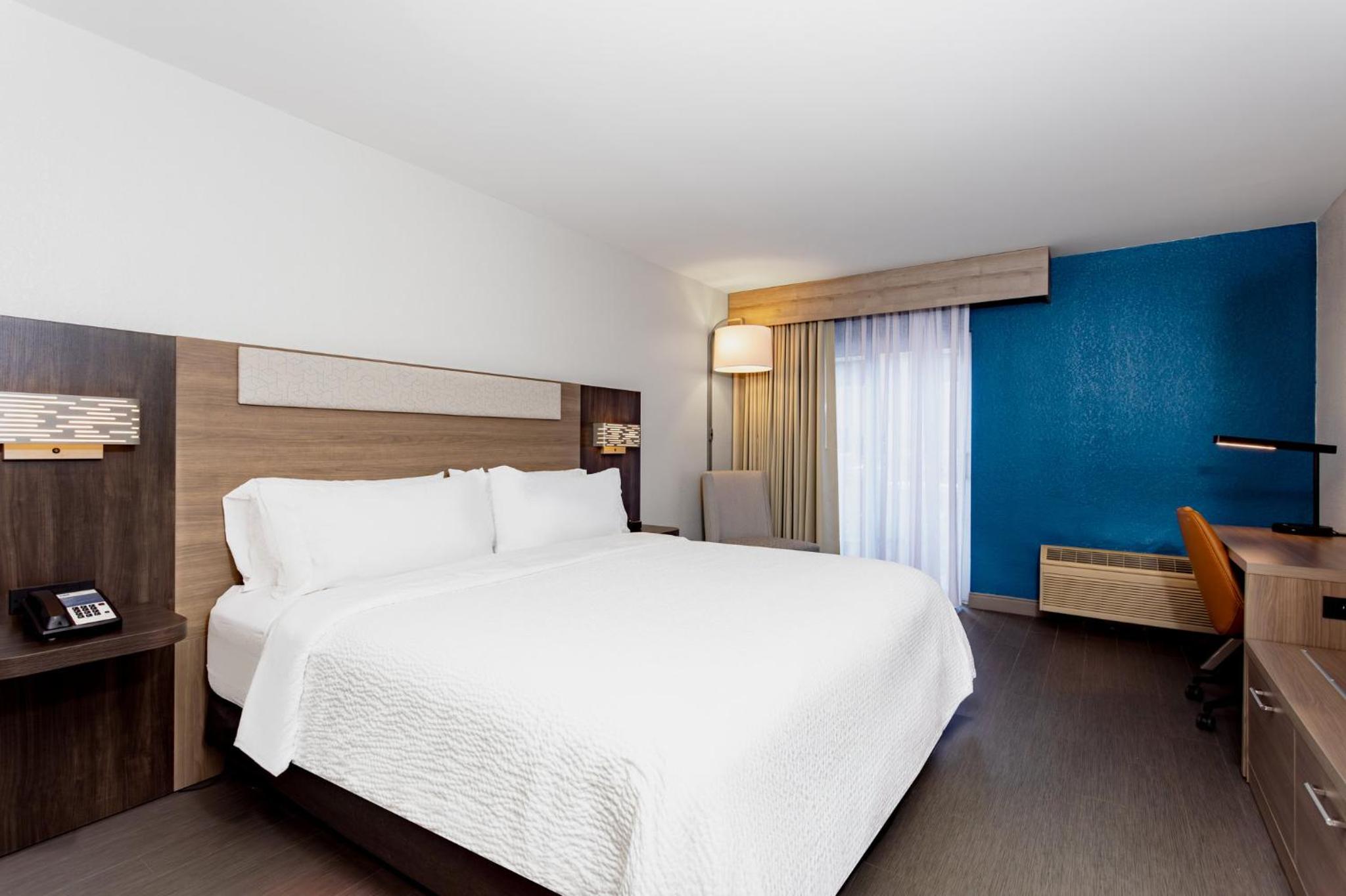 Standard King Room with Pool Access - Photo 3