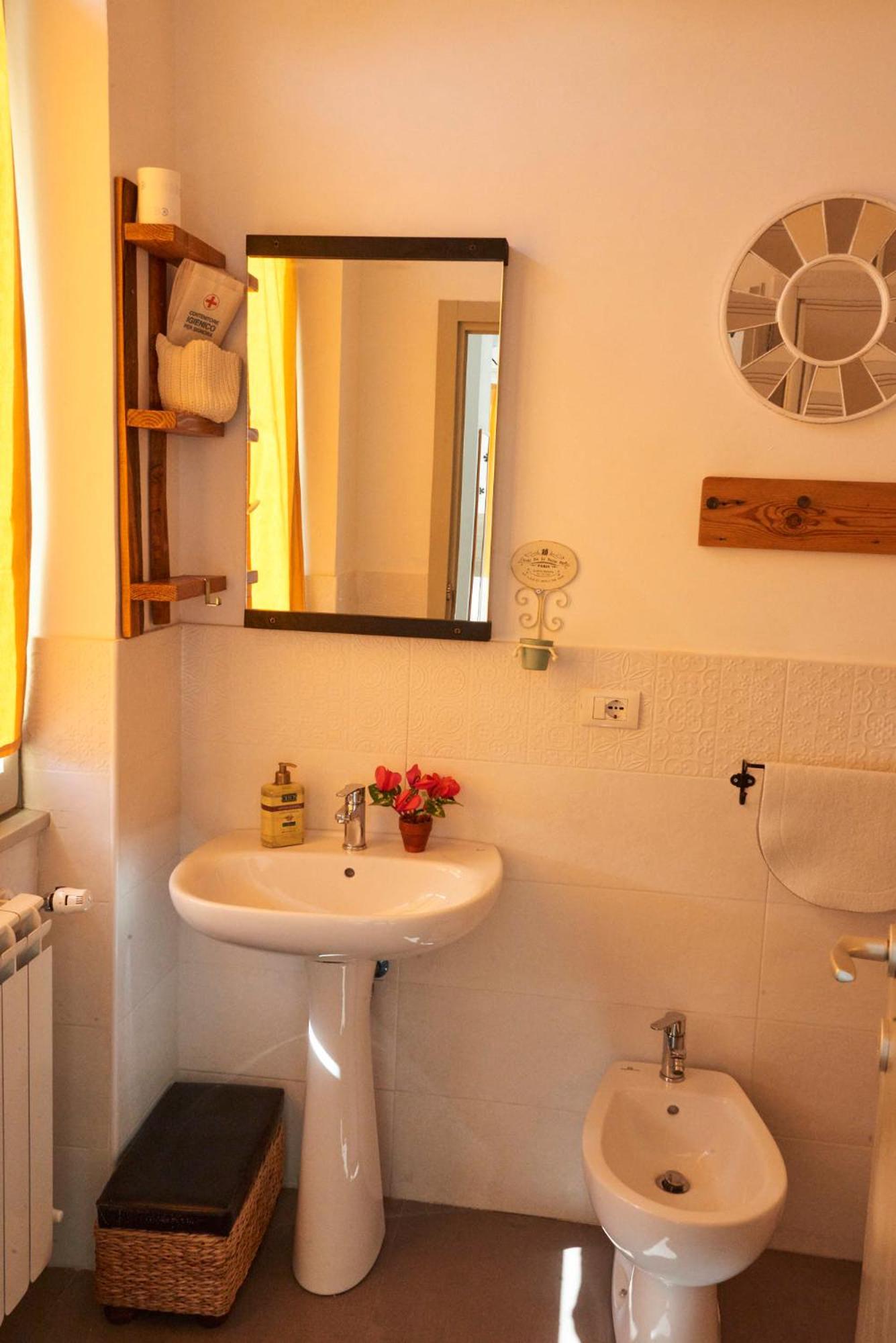 Triple Room with Private Bathroom - Photo 12