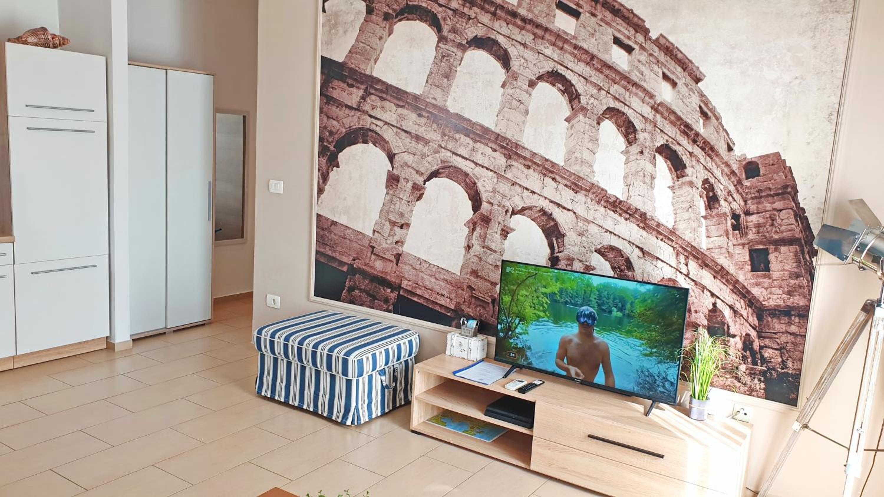 Apartment with Balcony - Photo 9