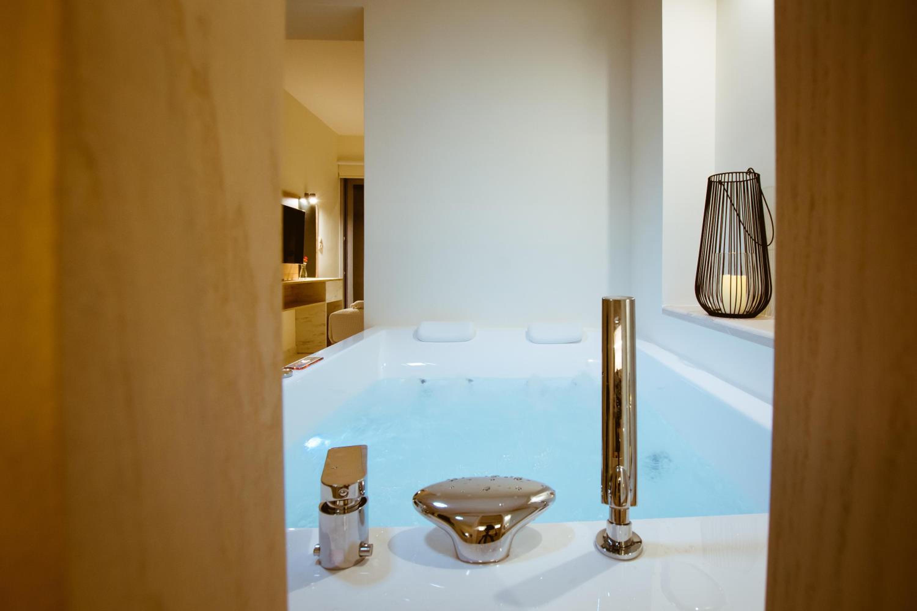 Suite with Spa Bath - Photo 24