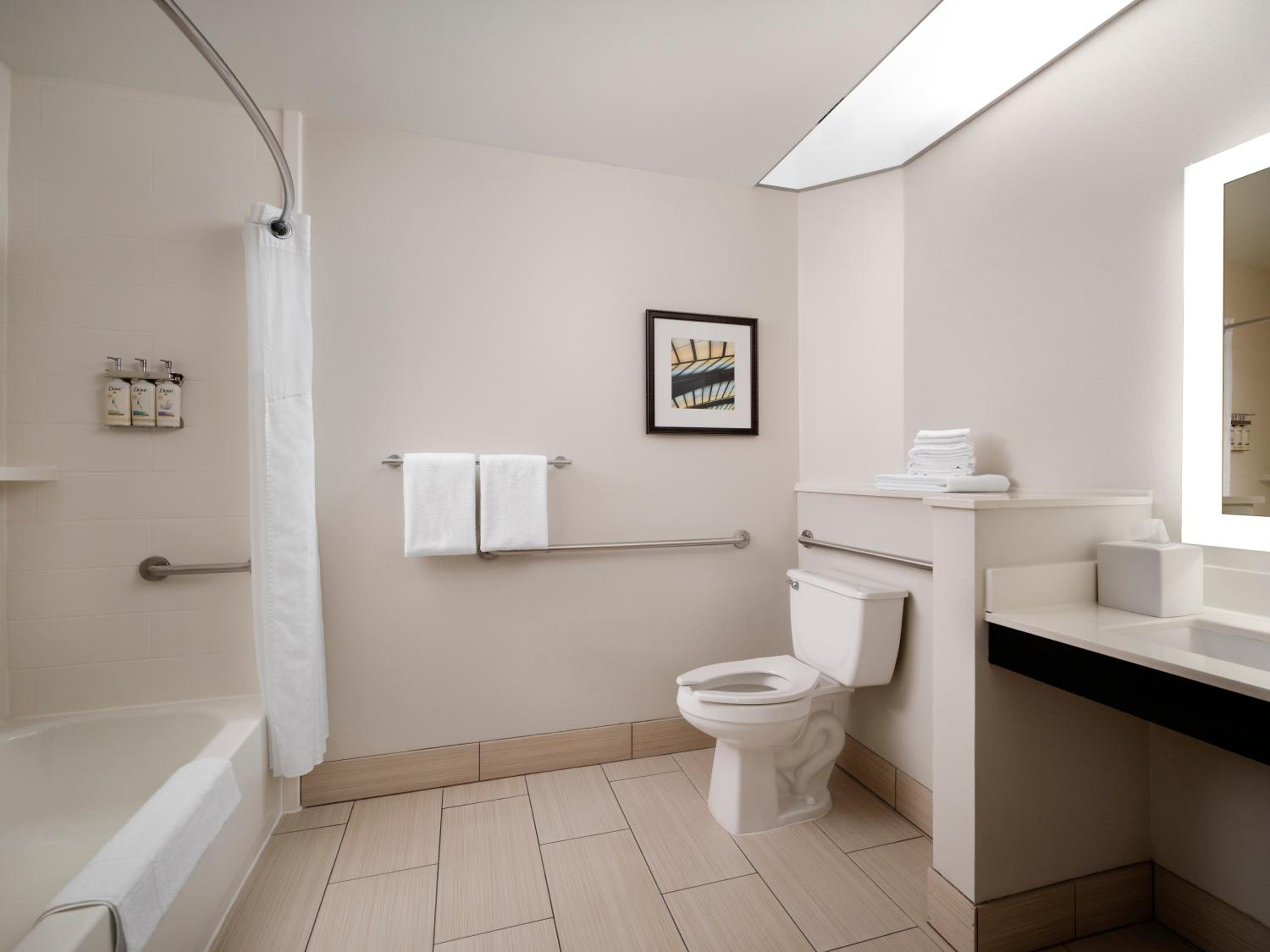 Suite with Mobility Accessible Tub - Non-Smoking