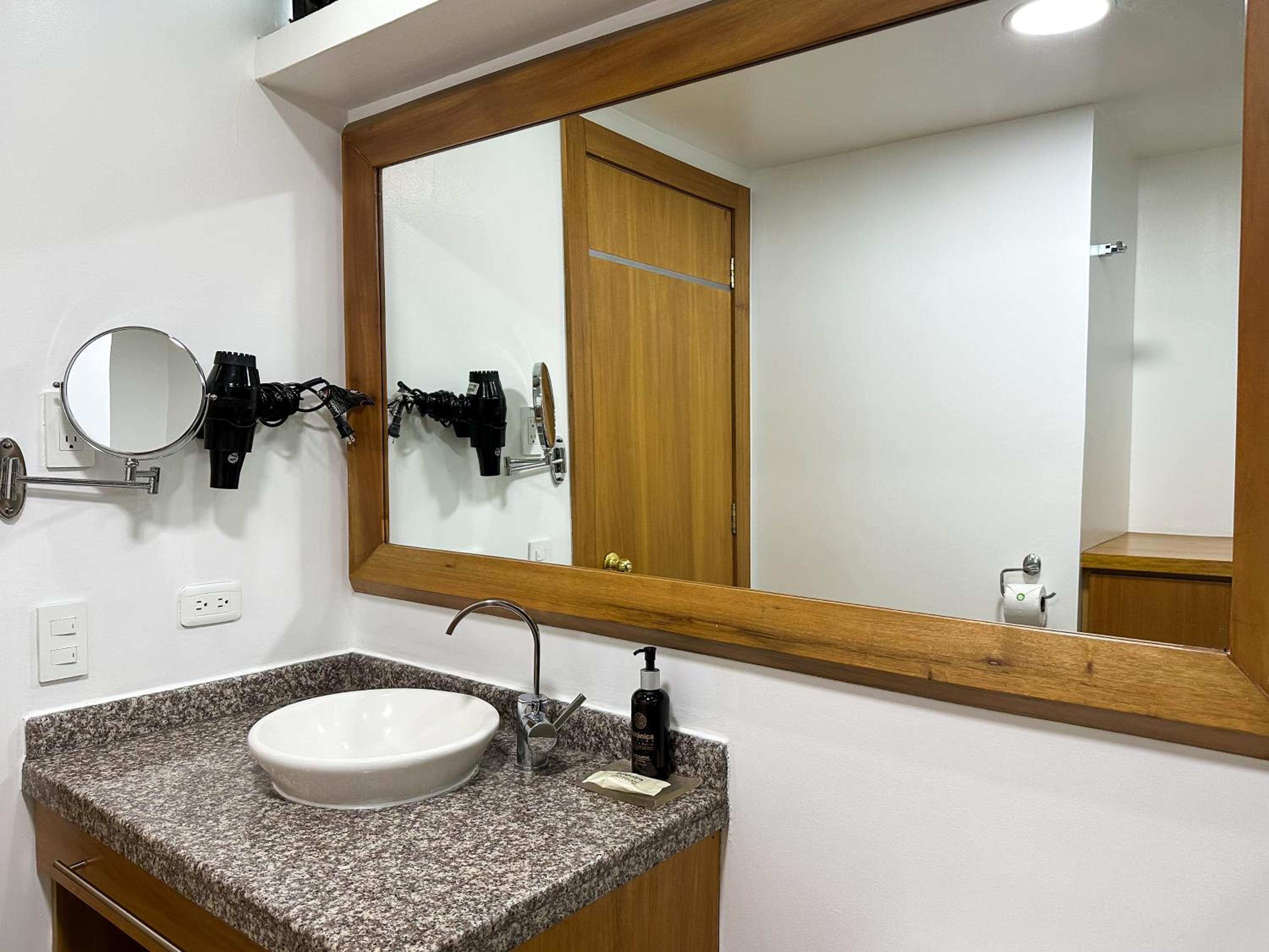 Double Room with Two Double Beds - Non-Smoking - Photo 9