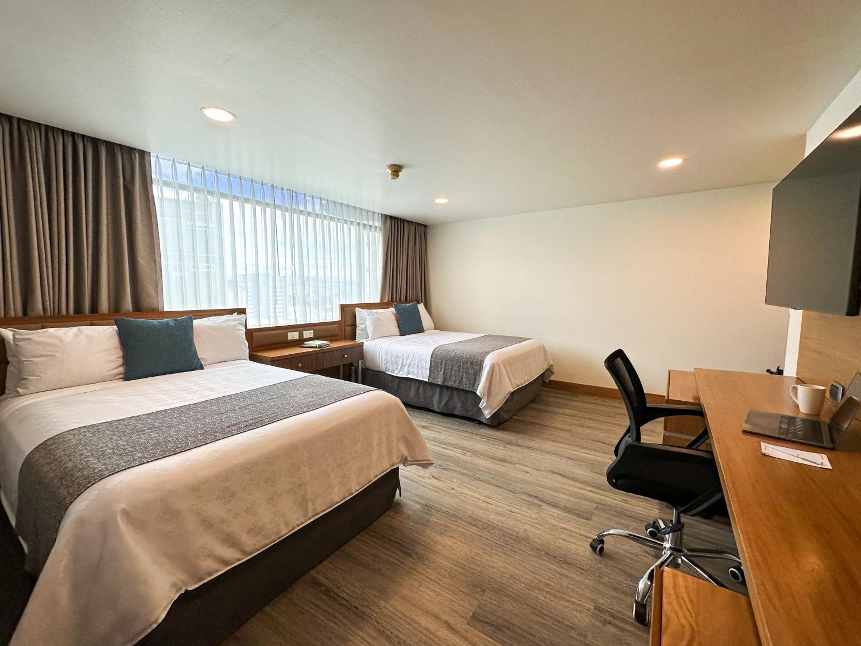 Double Room with Two Double Beds - Non-Smoking - Photo 4