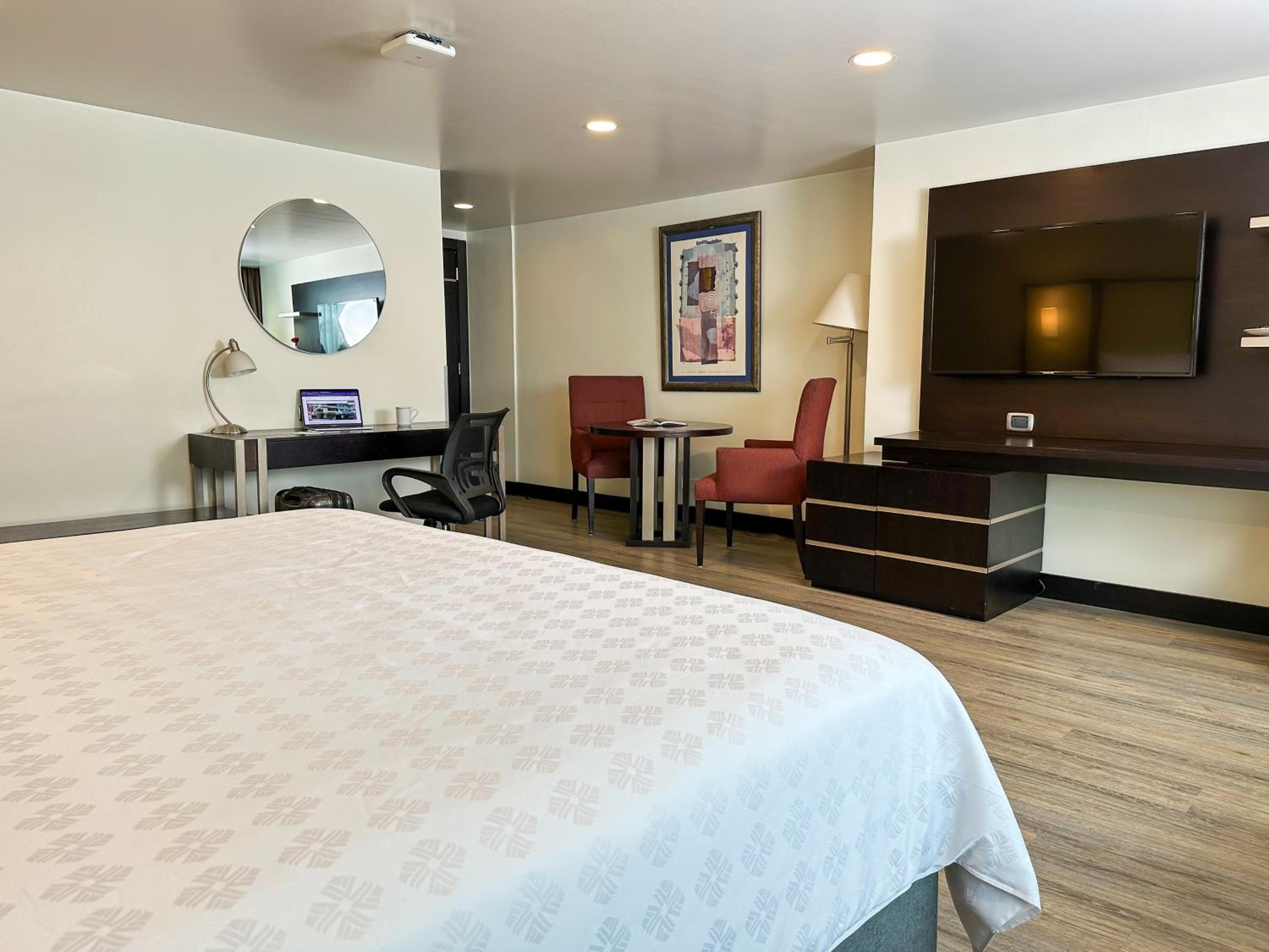 King Junior Suite/Garden Floor - Photo 11