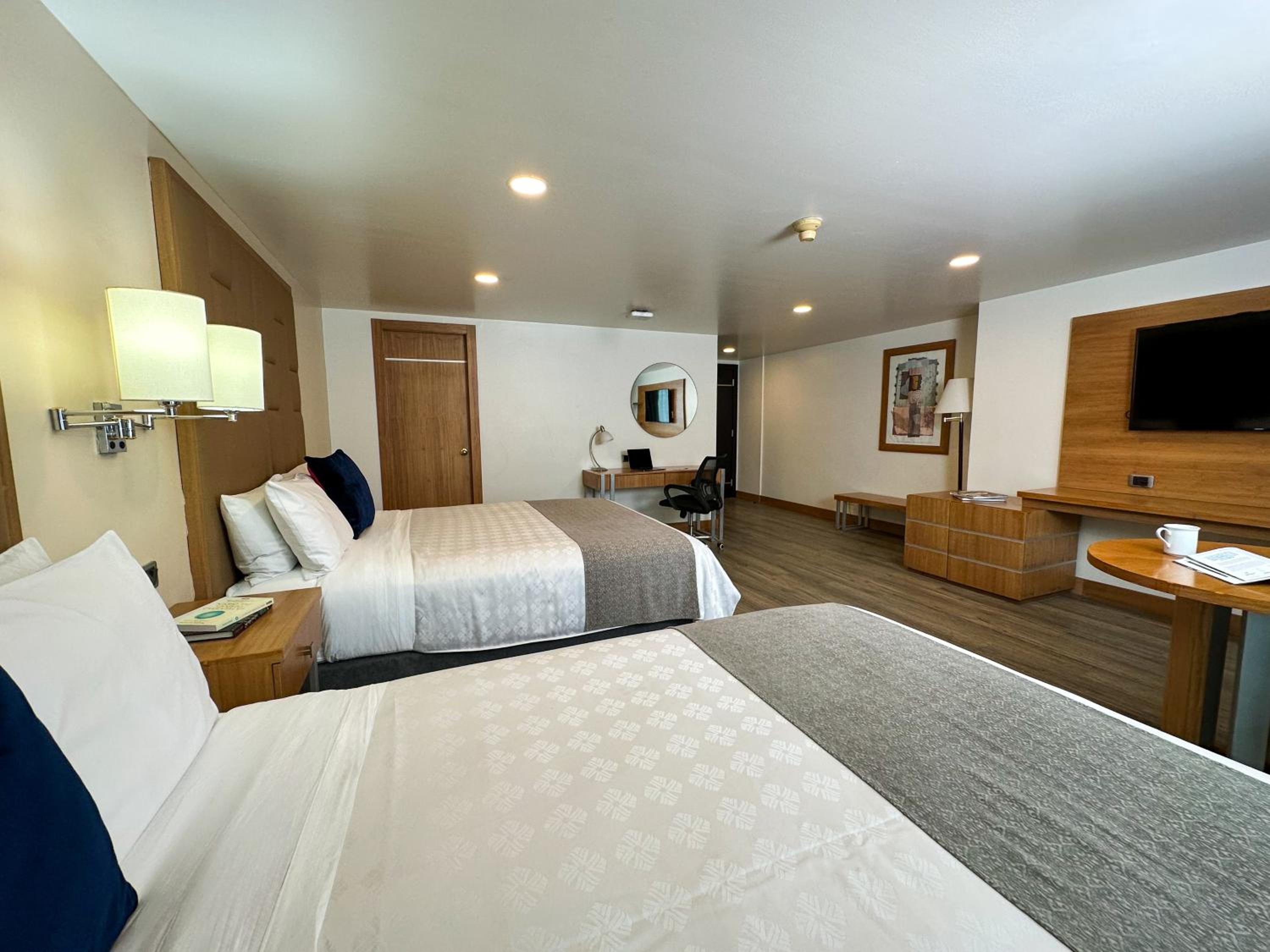 Junior Suite with Two Queen Beds - Non-Smoking - Photo 6