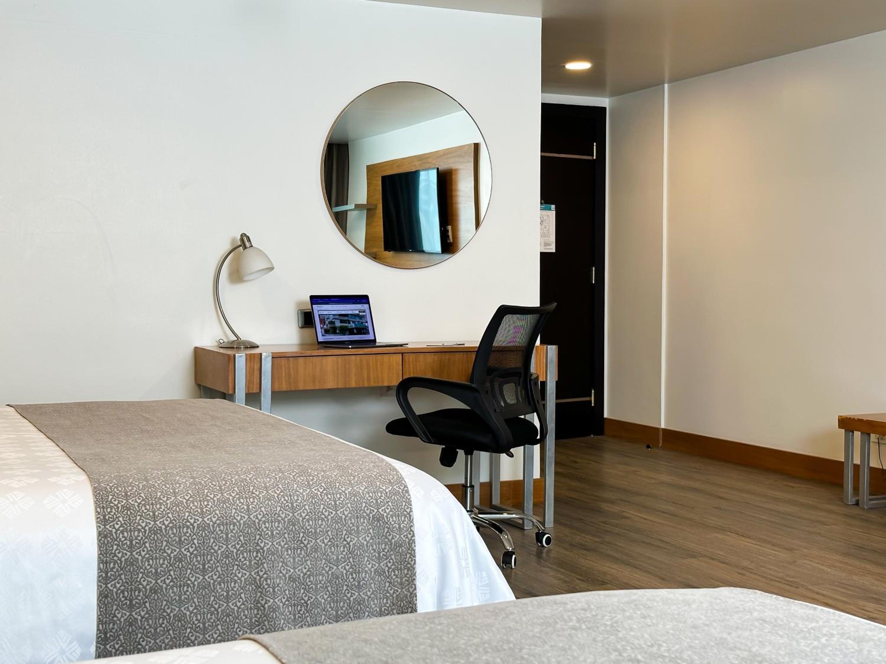 Junior Suite with Two Queen Beds - Non-Smoking - Photo 8
