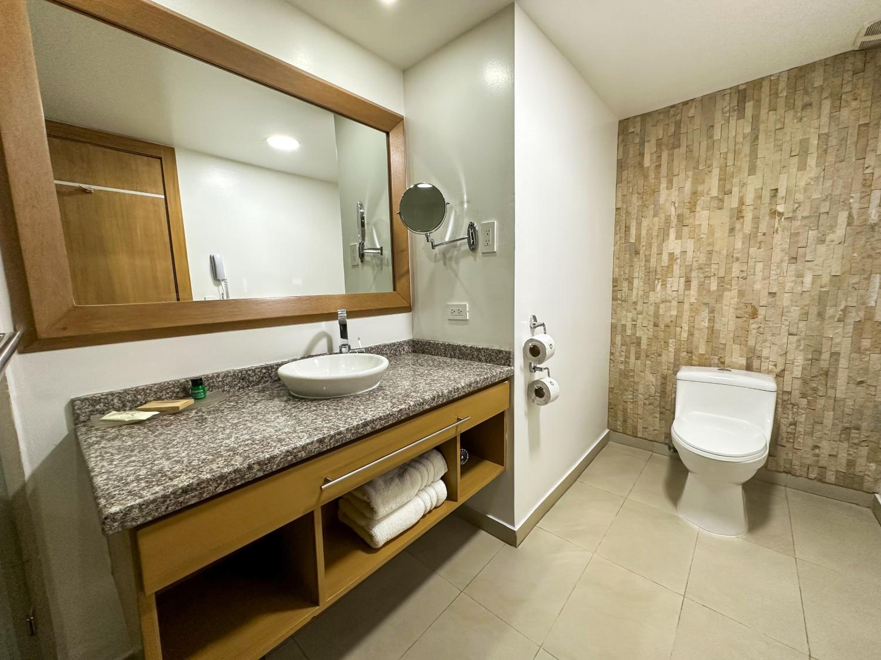 Junior Suite with Two Queen Beds - Non-Smoking - Photo 9