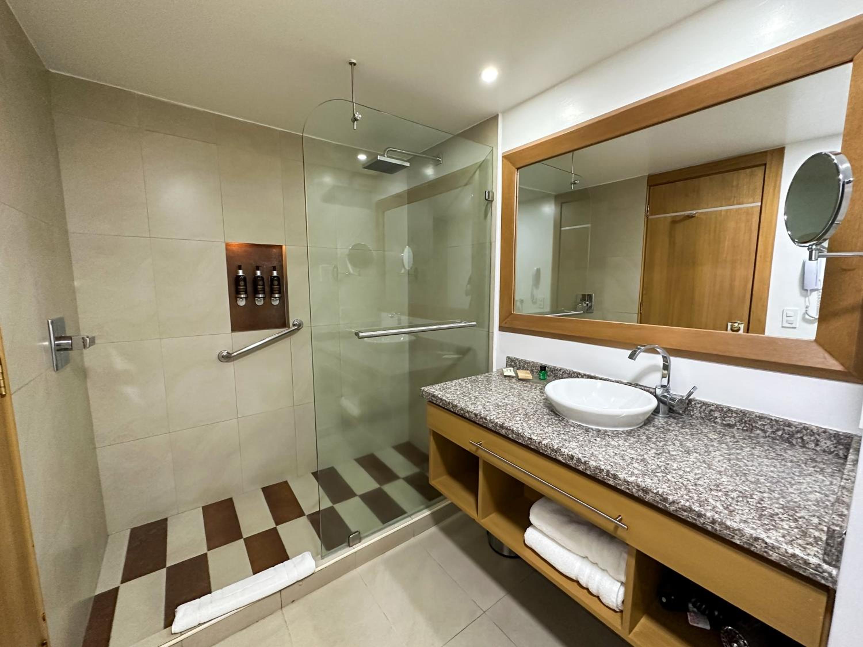 Junior Suite with Two Queen Beds - Non-Smoking - Photo 2