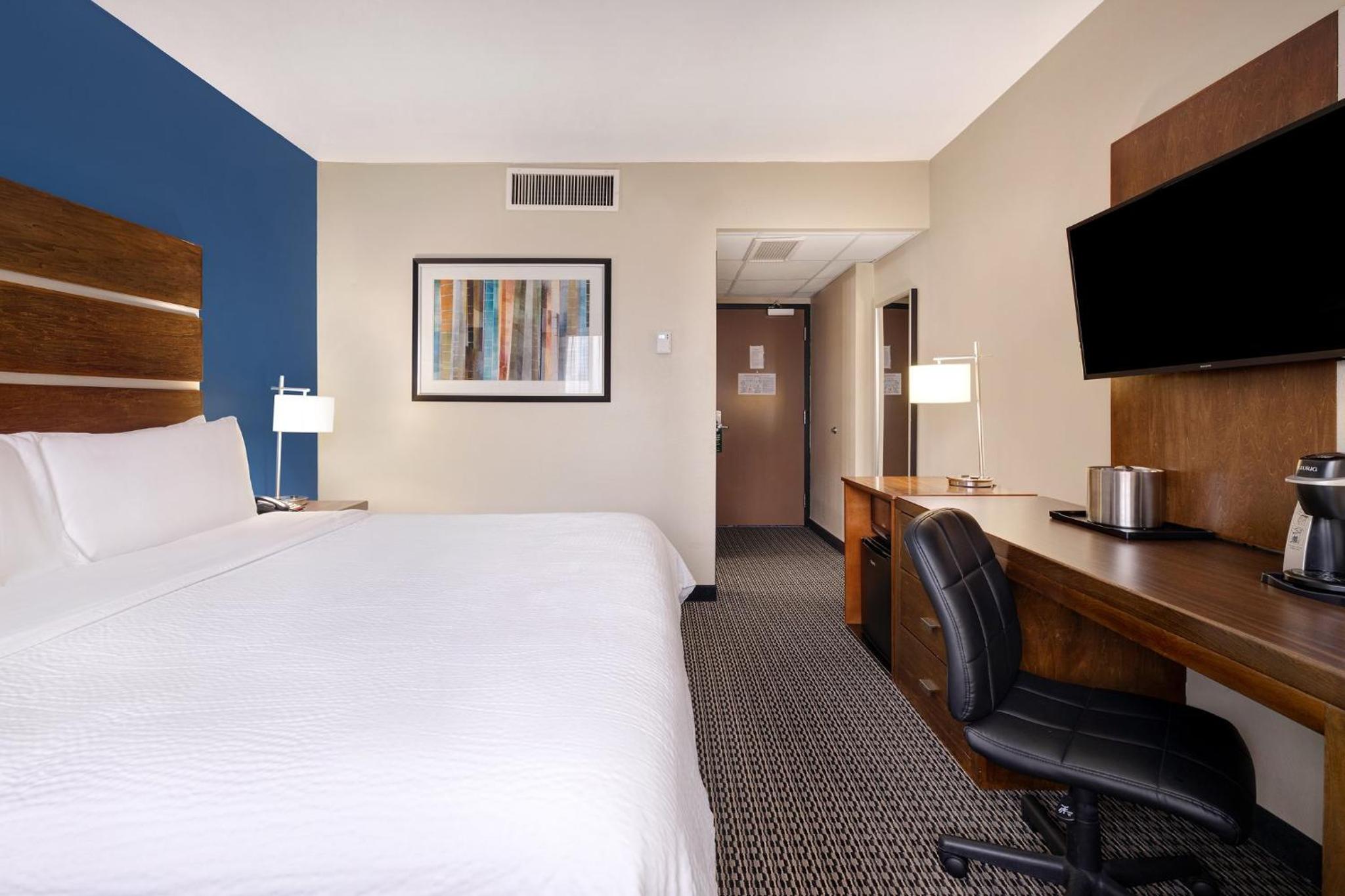 Standard King Room with Roll-In Shower - Communications Access photo 3