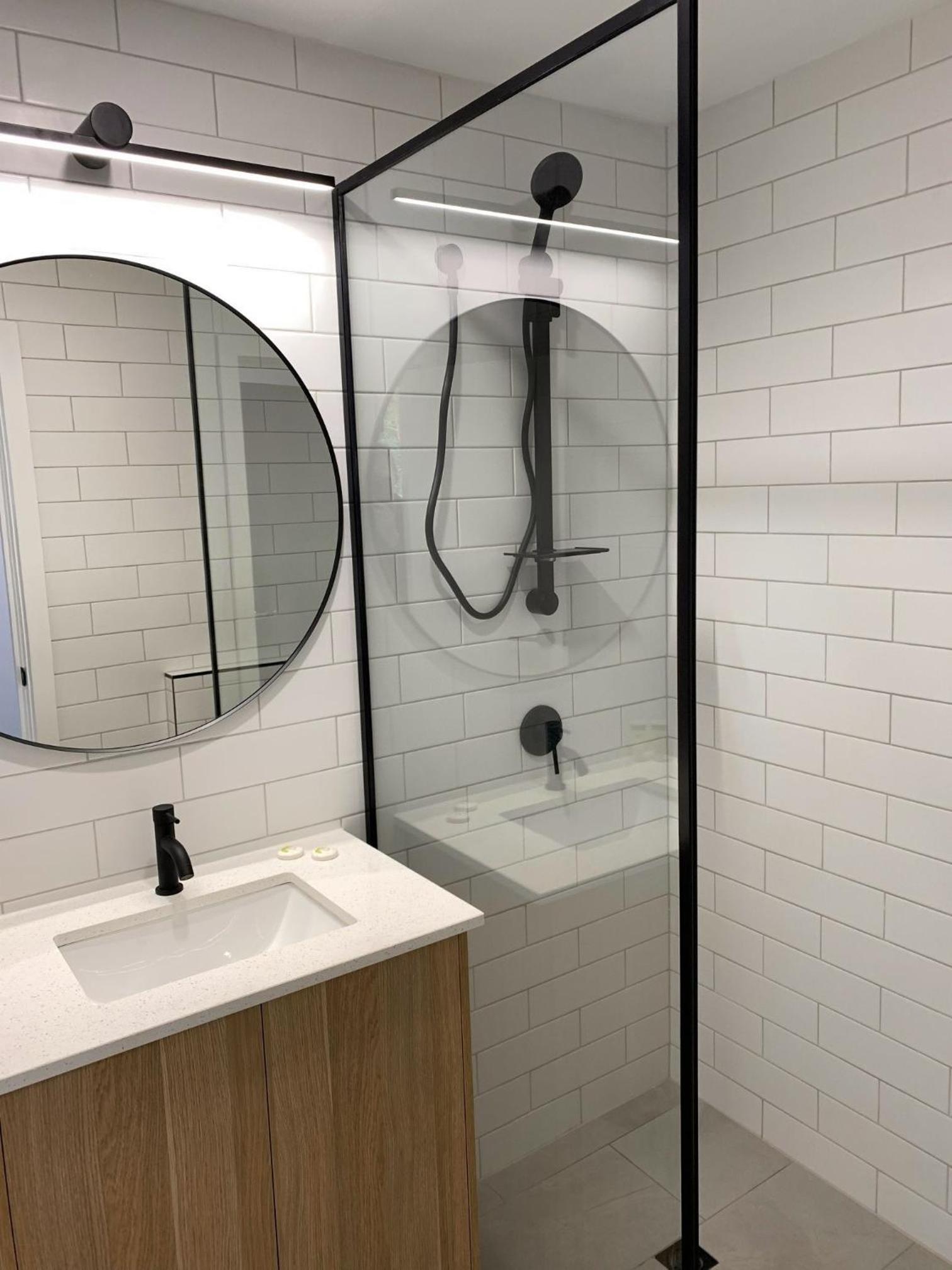 Deluxe King Room - Non Pet Friendly - Photo 2