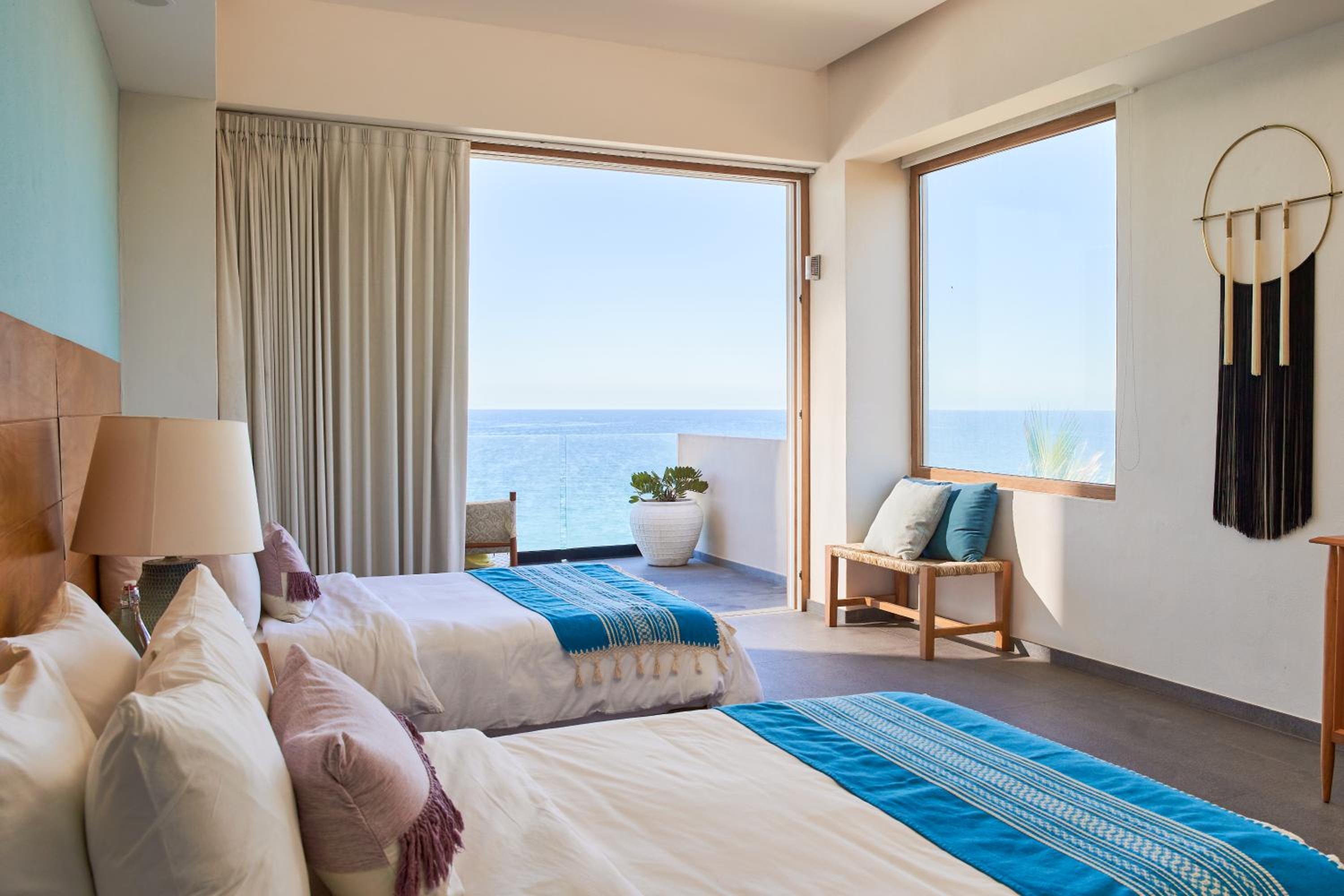 Deluxe Twin Room with Sea View - Photo 6