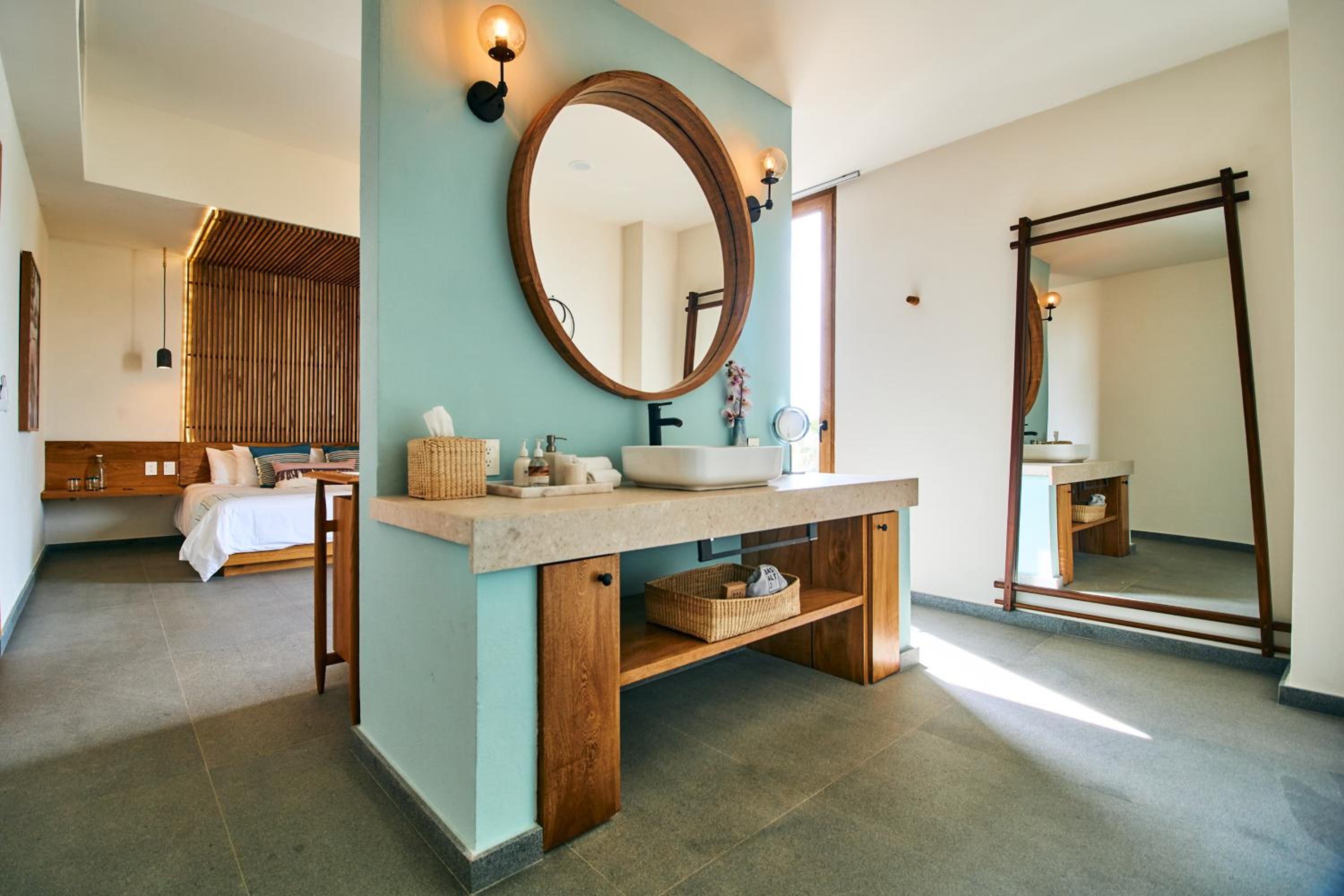 Deluxe Double Room with Side Sea View - Photo 2