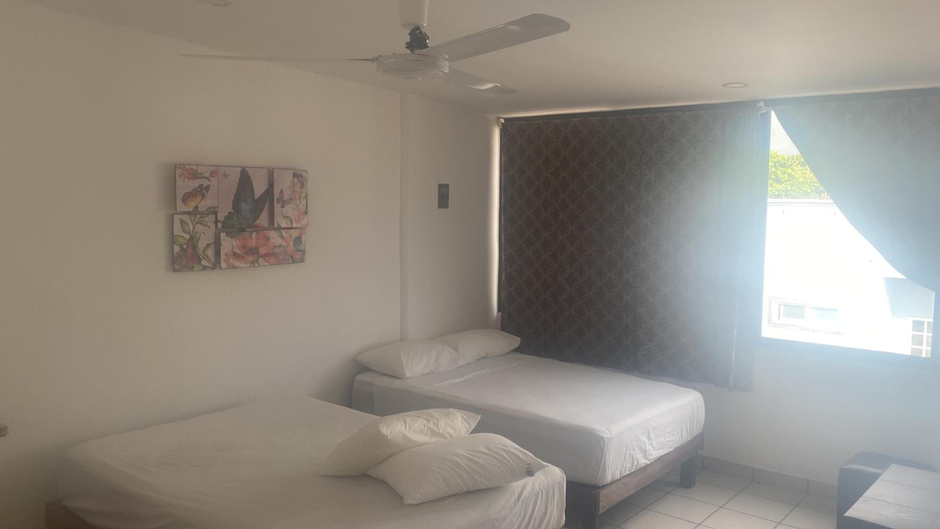 Twin Room with Private Bathroom - Photo 11
