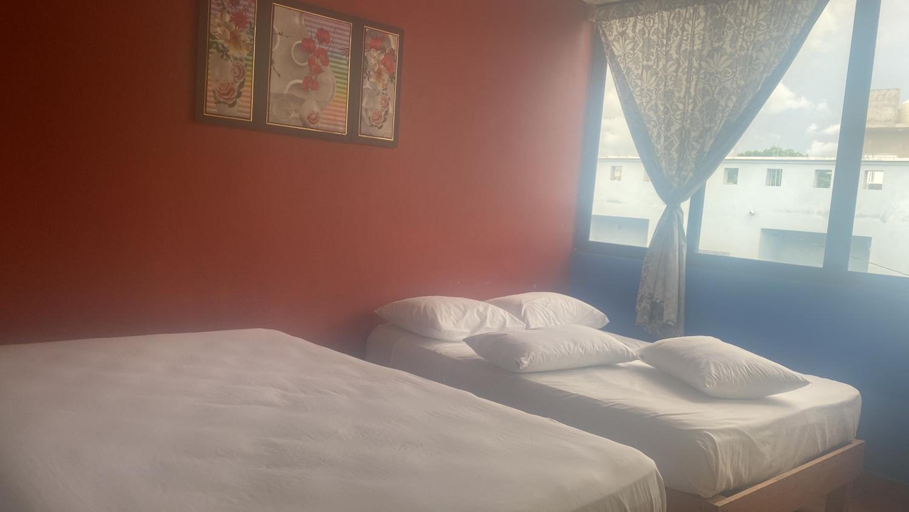 Twin Room with Private Bathroom - Photo 9