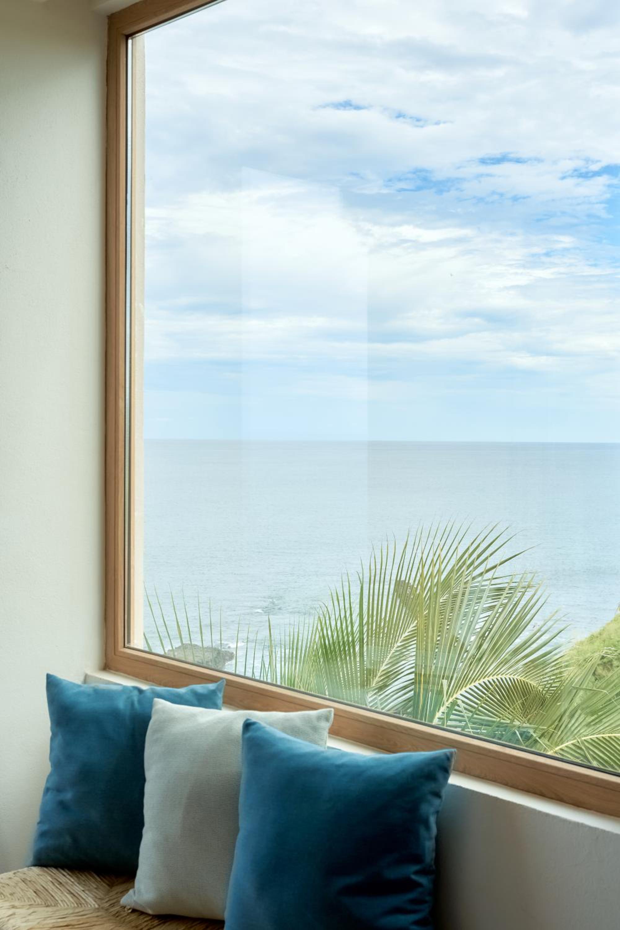Deluxe Twin Room with Sea View - Photo 4