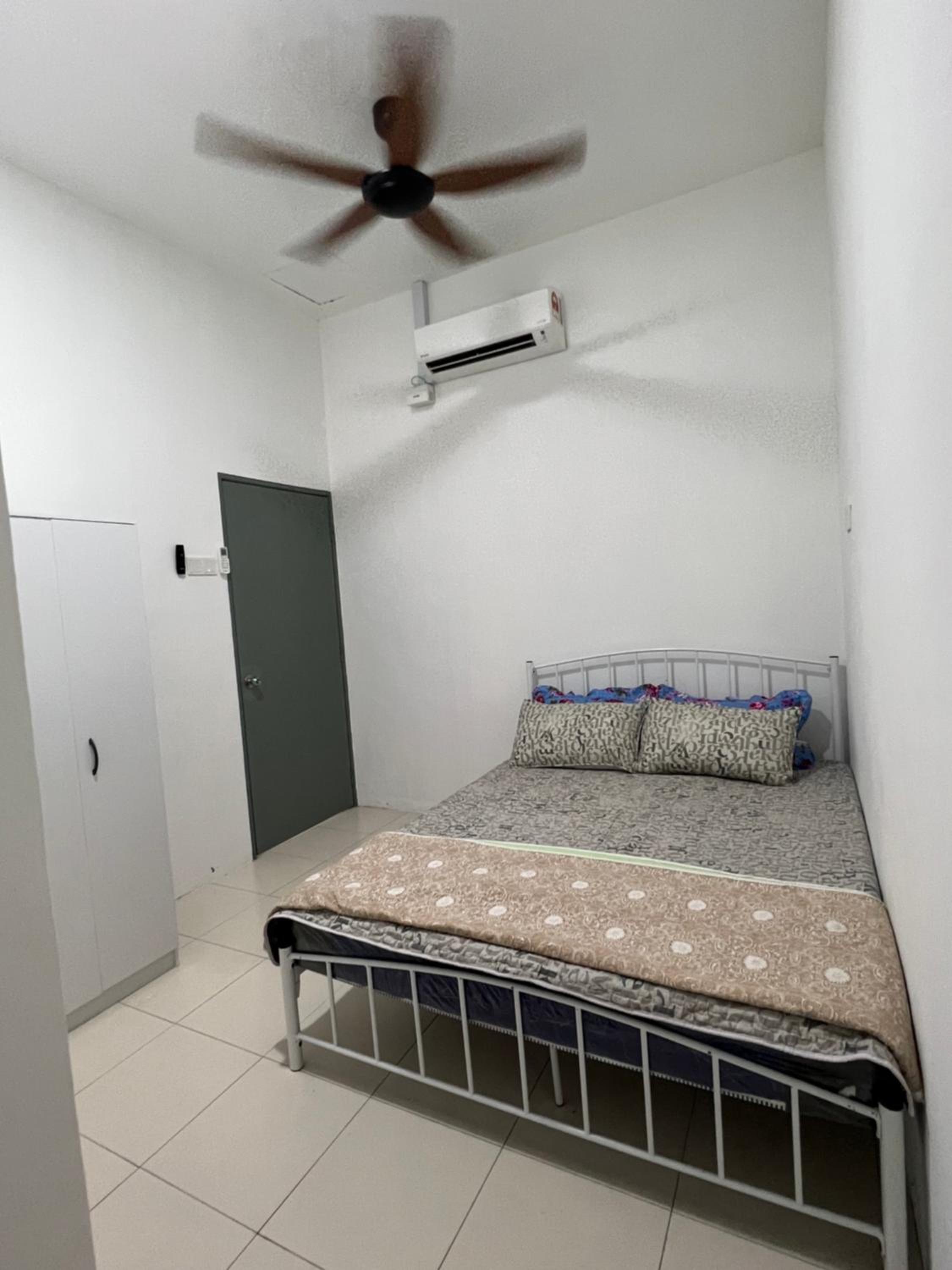 Three-Bedroom House photo 2