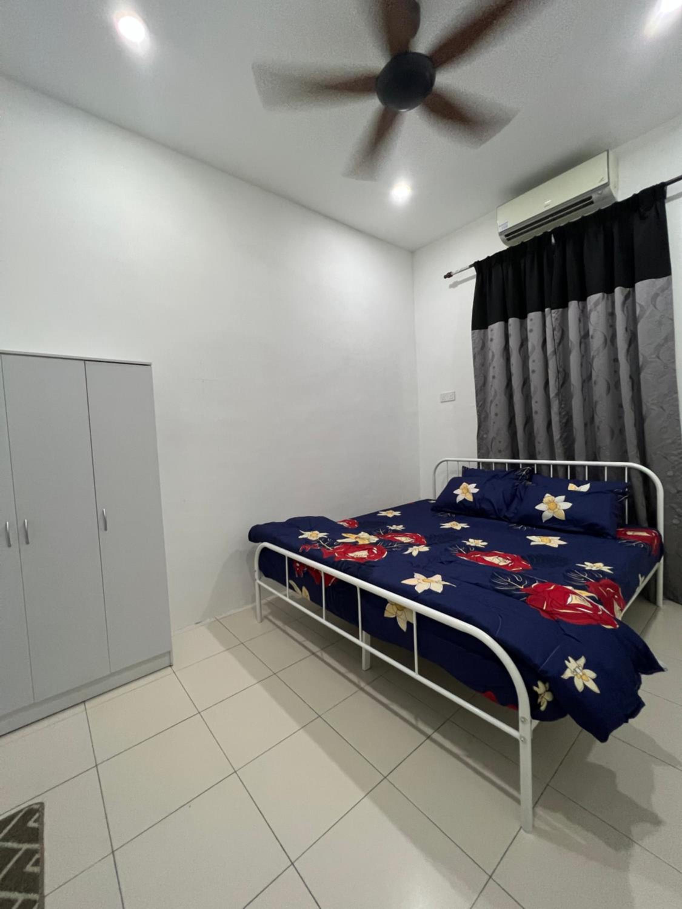 Three-Bedroom House photo 3
