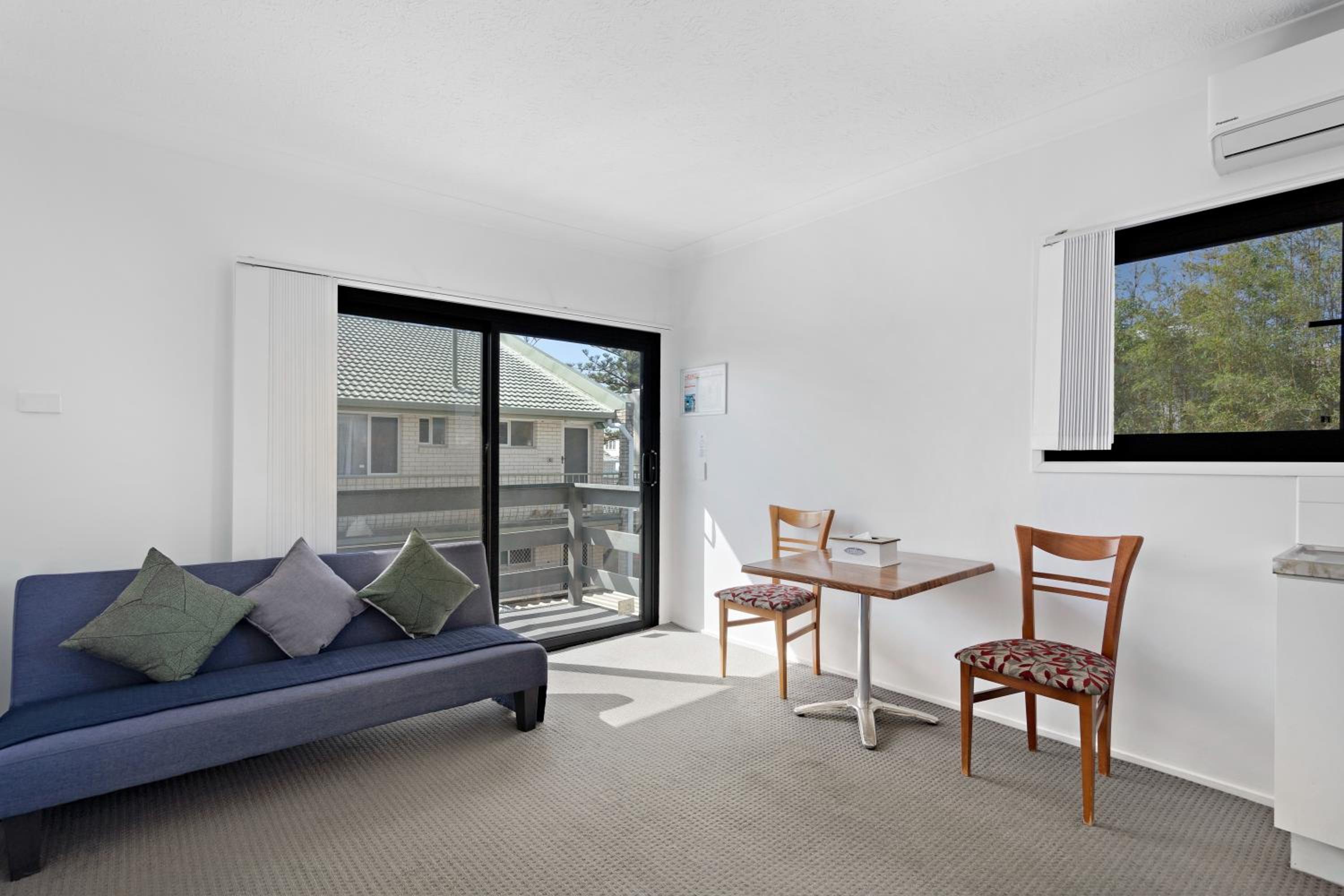 Superior Double Room thumbnail 6