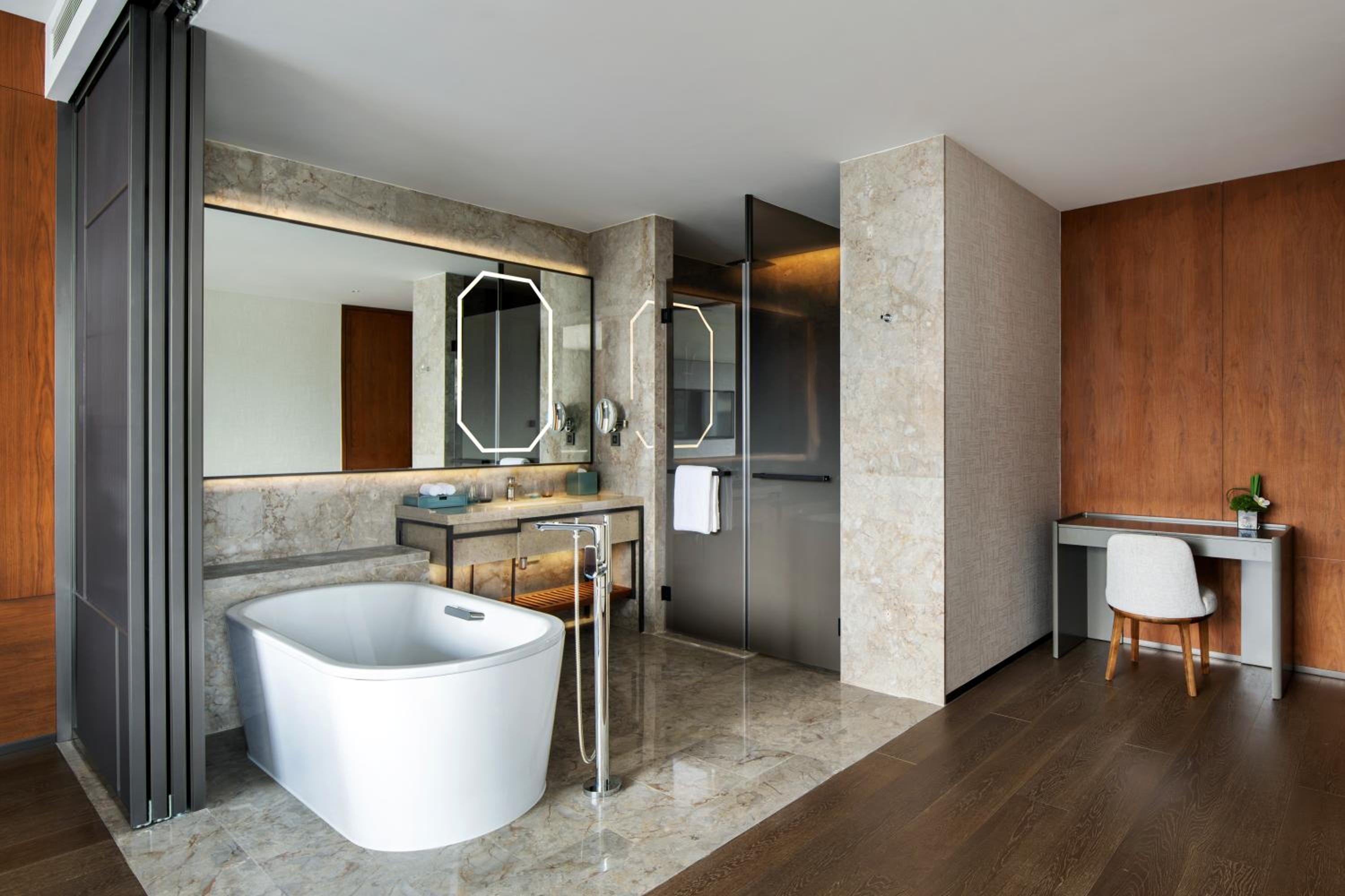 Executive King Suite with Garden View and Club Lounge Access photo 2