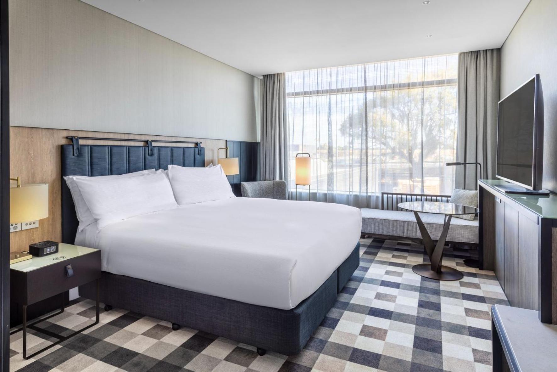 King Room - Mobility Accessible  - Photo 4