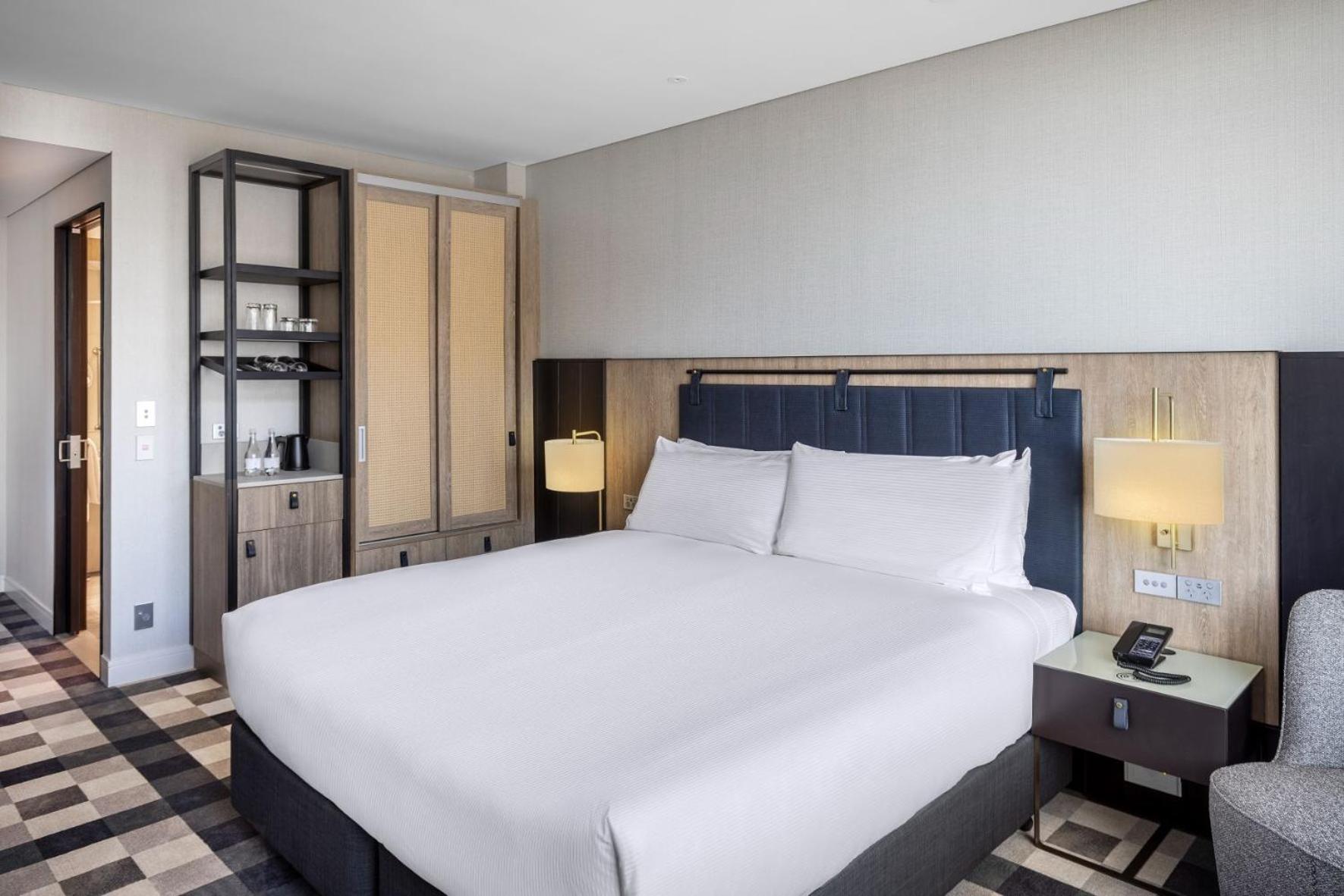 King Room - Mobility Accessible  - Photo 3