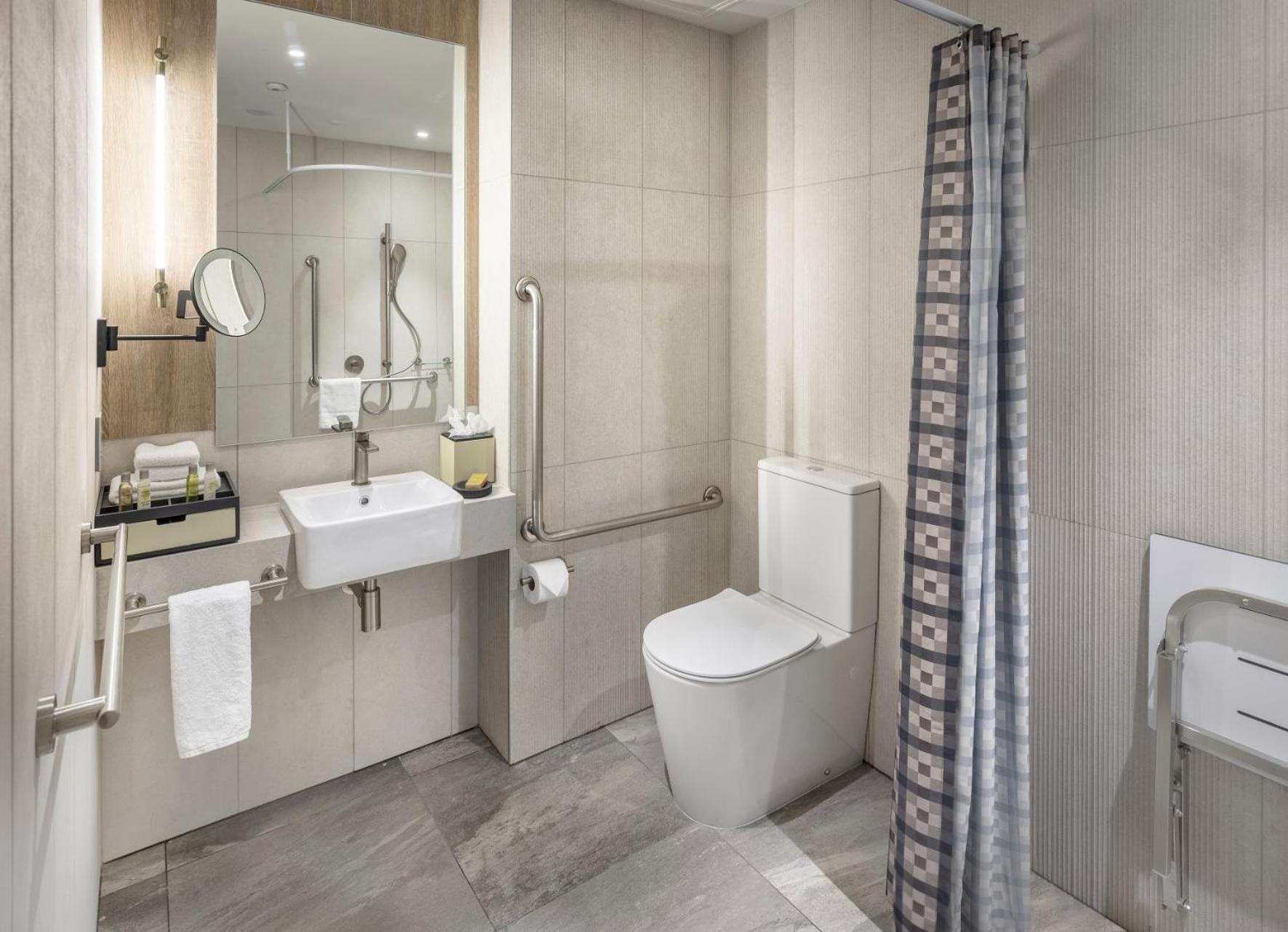 King Room - Mobility Accessible  - Photo 5