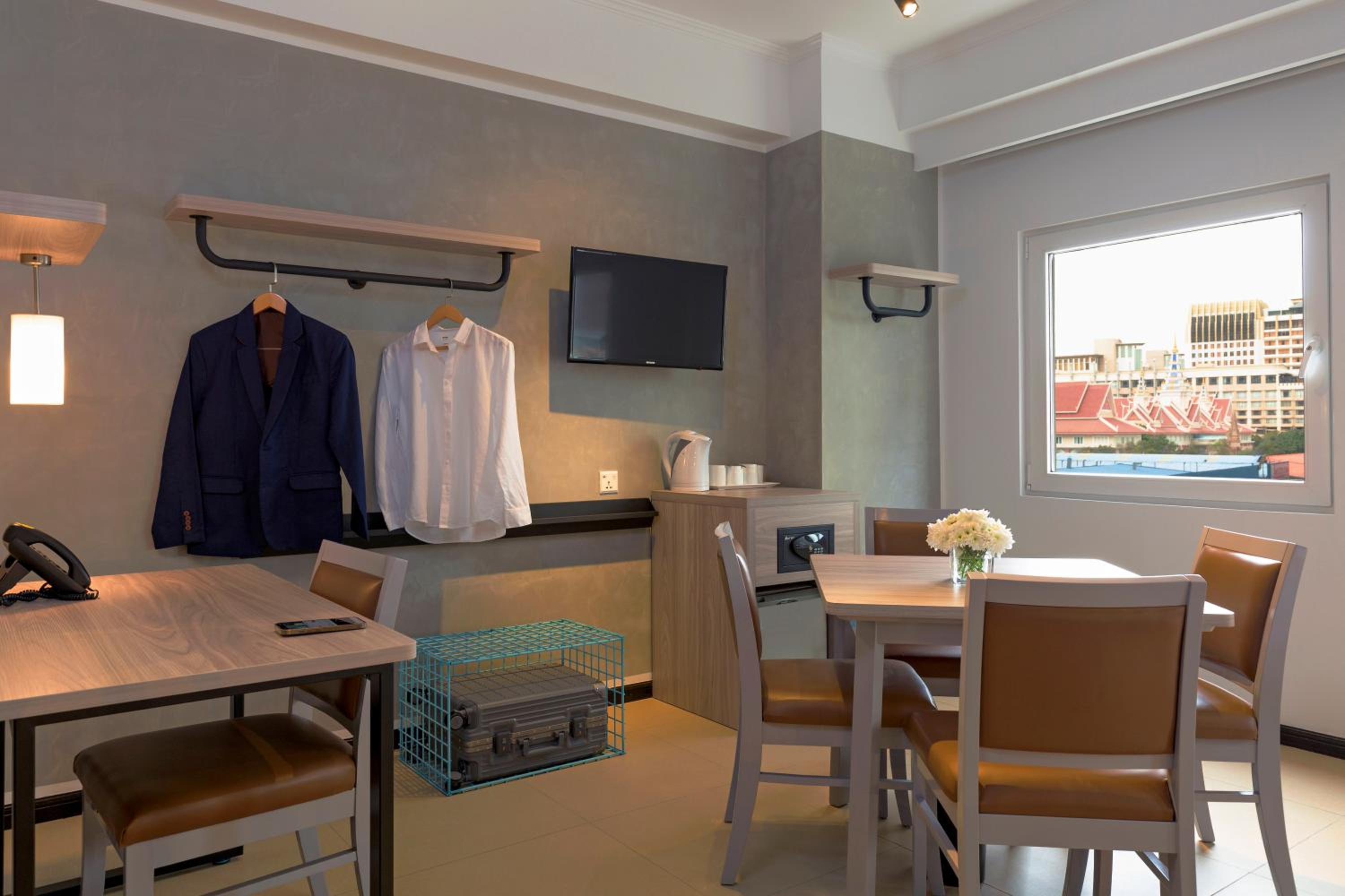 Family Room with One Double Bed and Two Single Beds photo 3