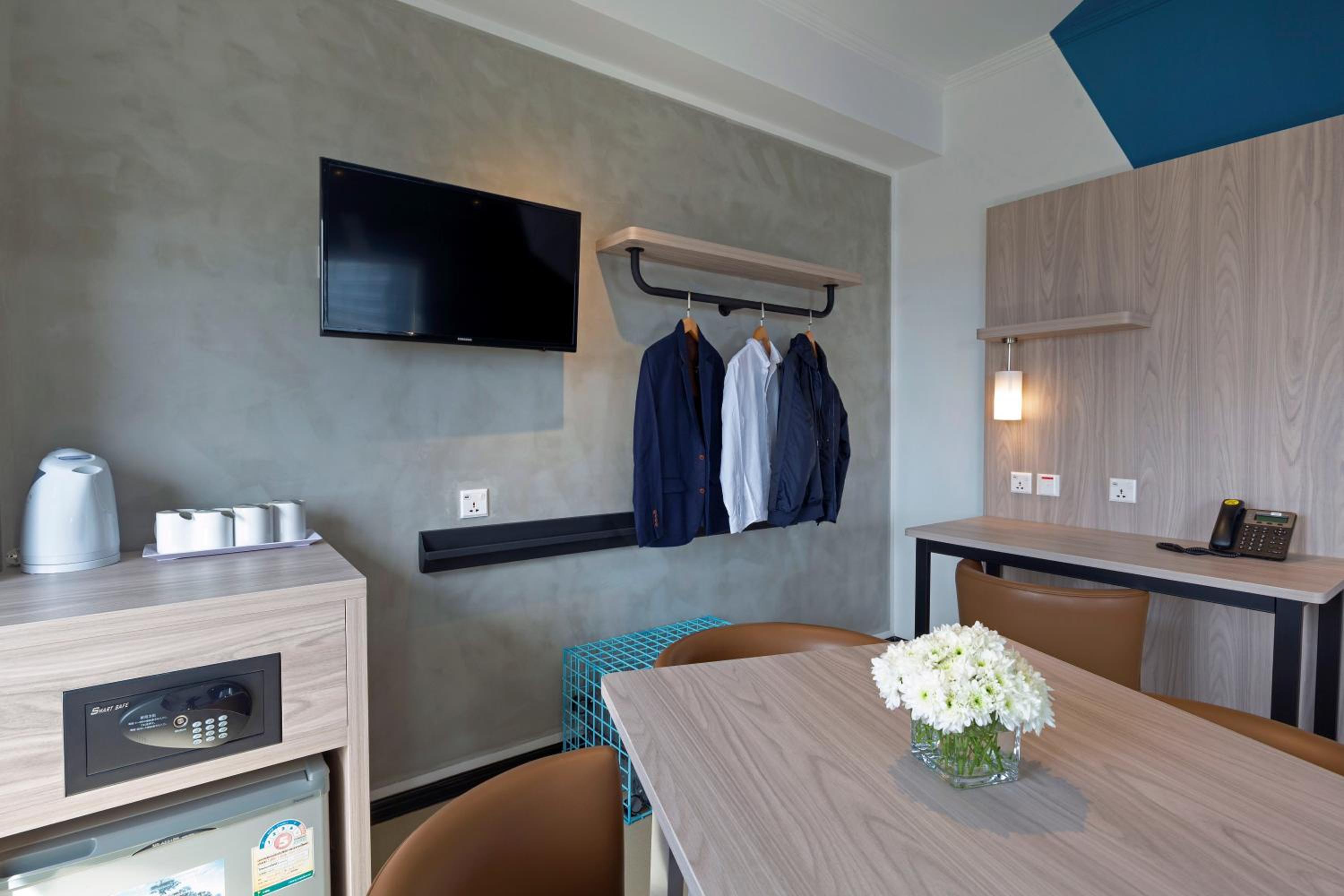 Family Room with One Double Bed and Two Single Beds photo 1