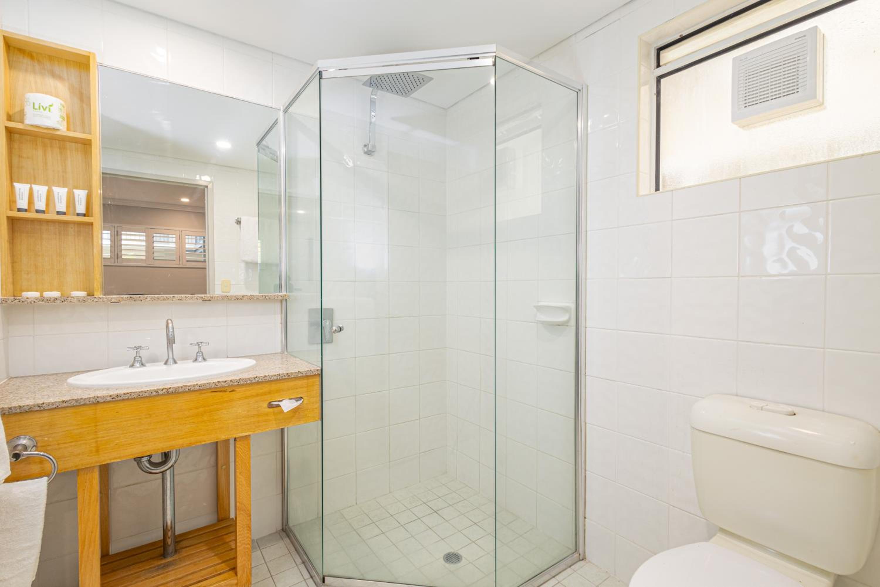 Superior Quadruple Room - Photo 6