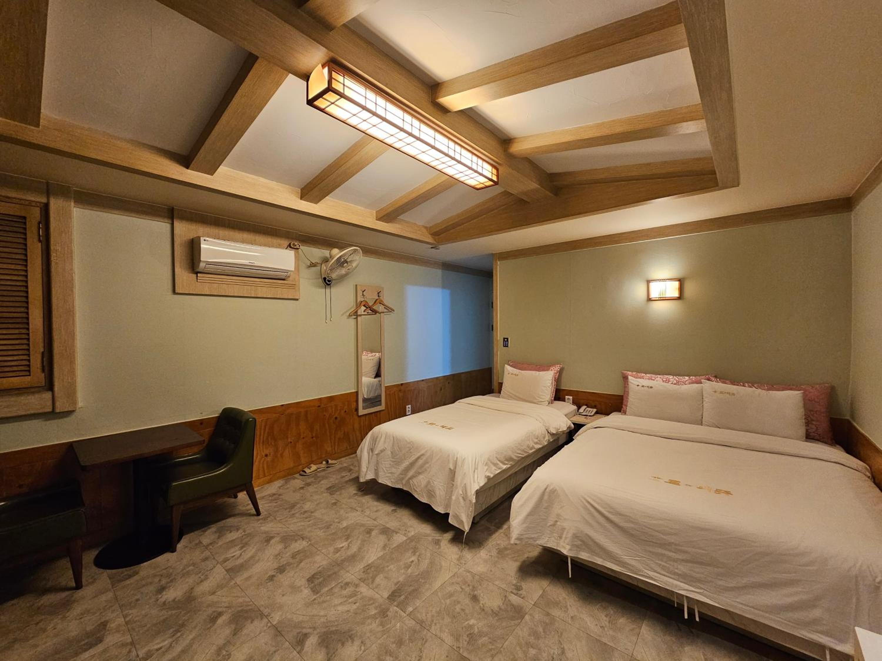 Budget Twin Room photo 2