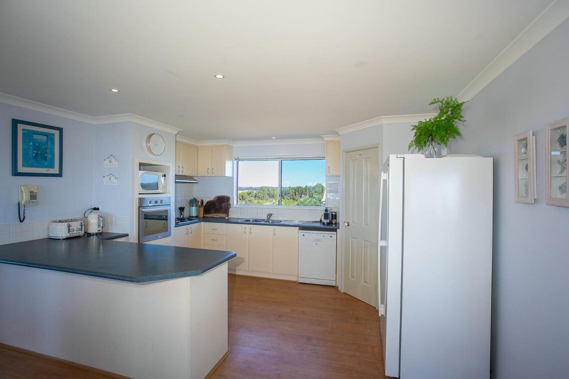 Five-Bedroom House photo 3