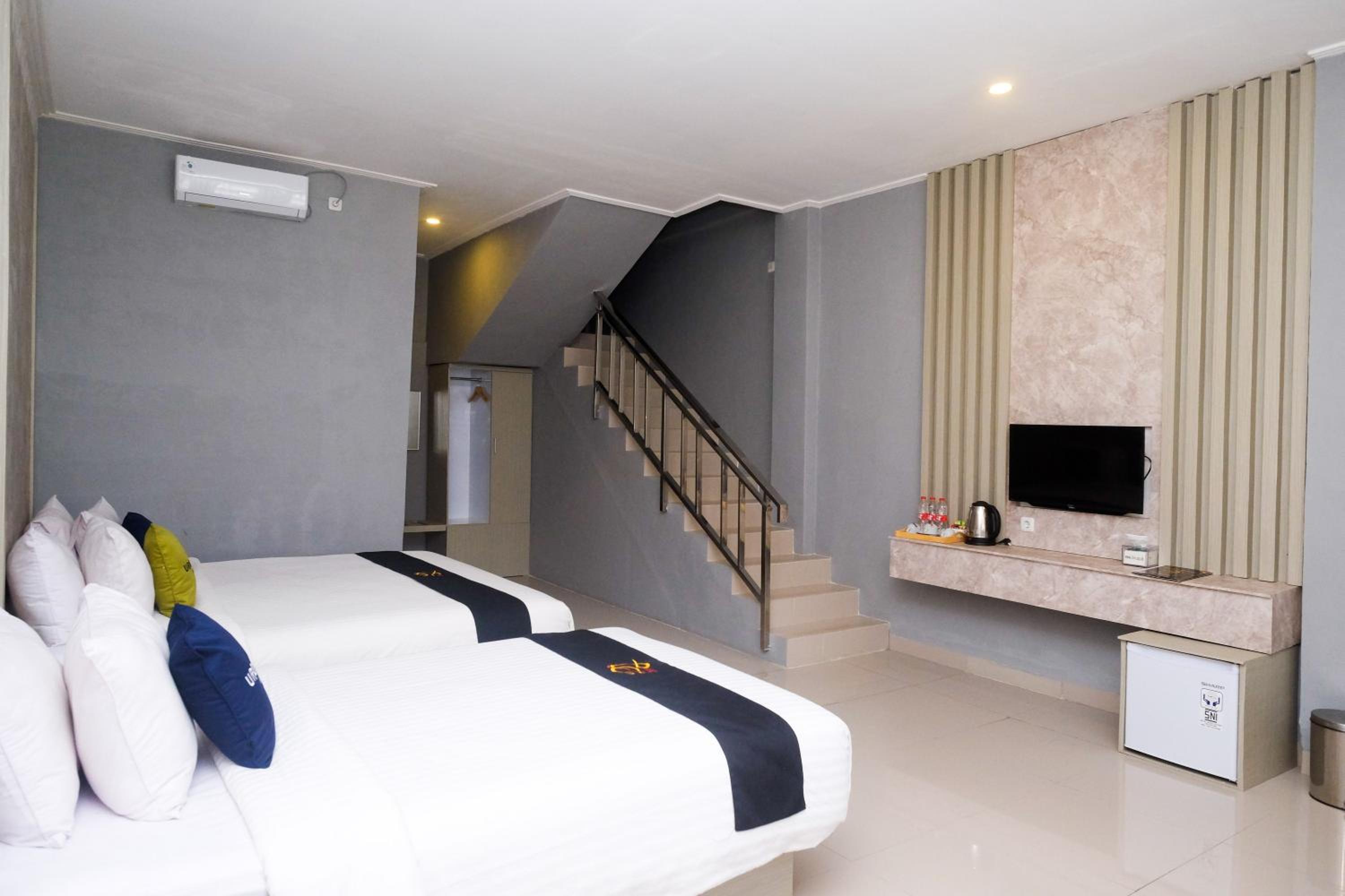 Standard Family Room - Photo 12