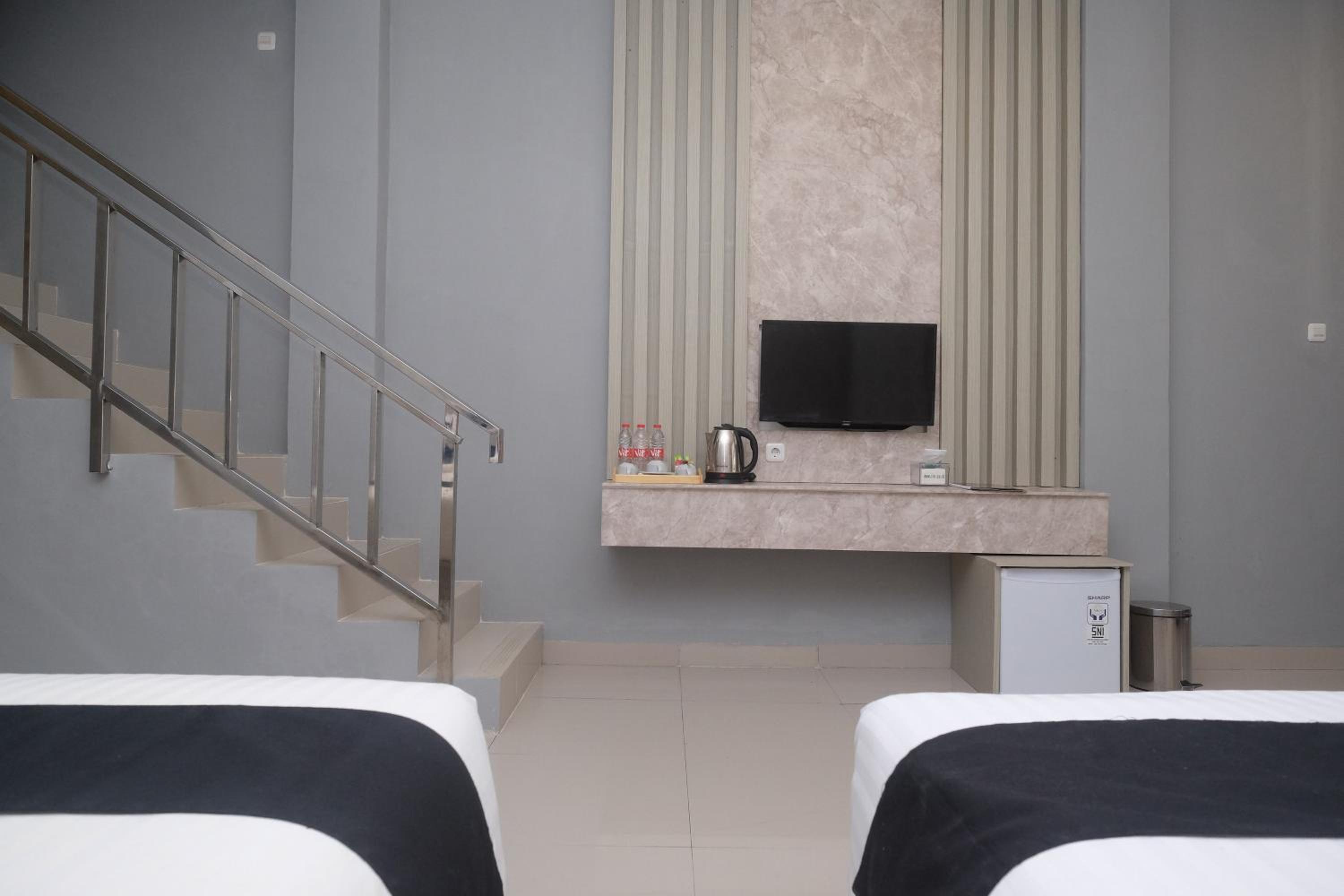 Standard Family Room - Photo 9