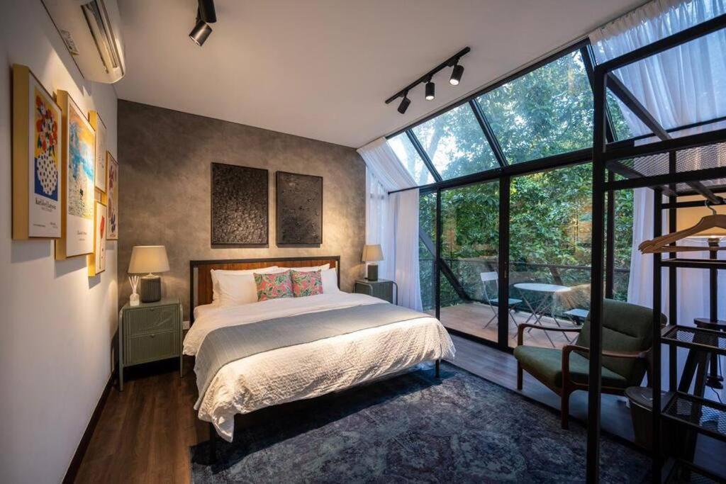 Five-Bedroom House photo 2