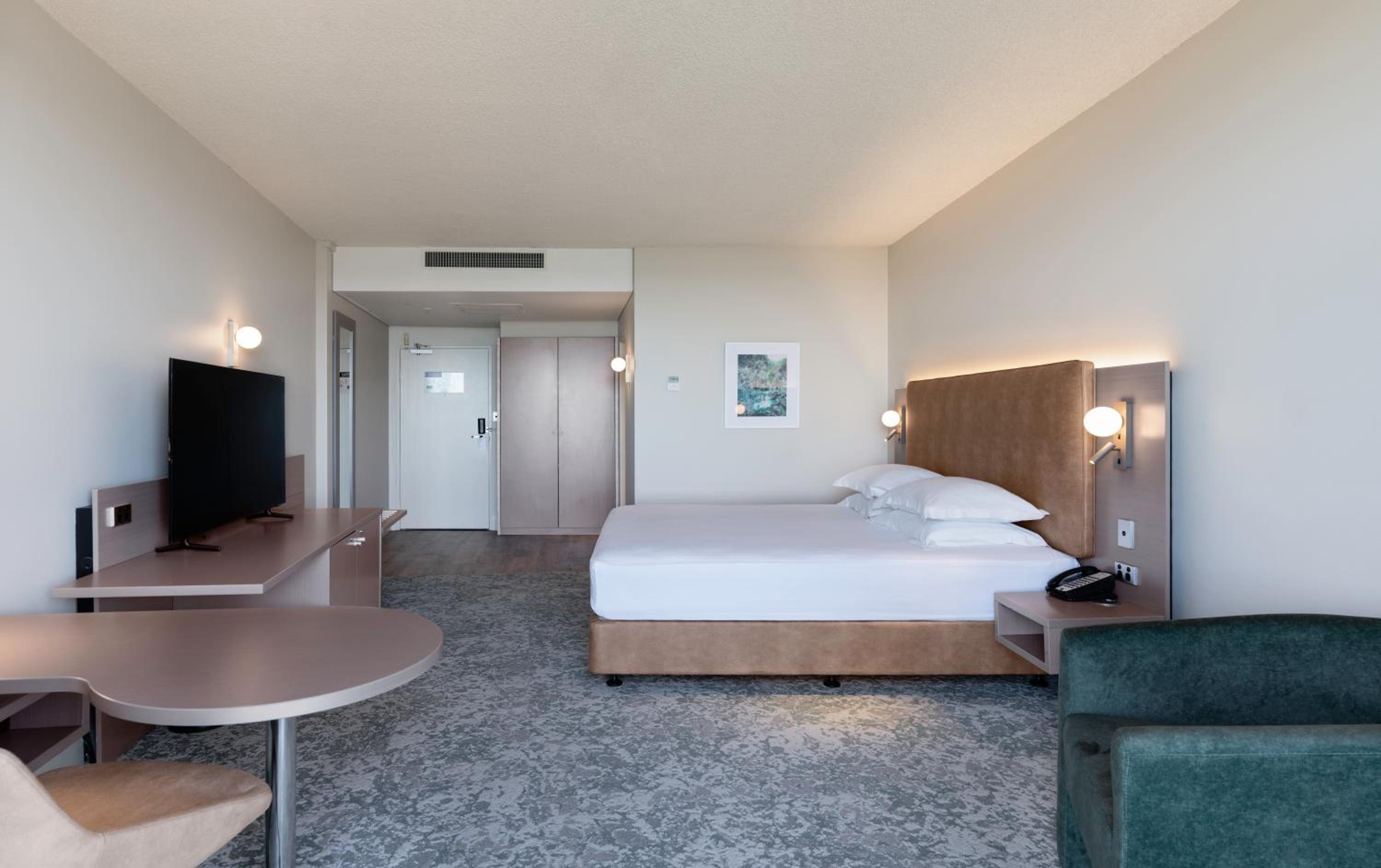 King Guest Room with Harbor View thumbnail 6