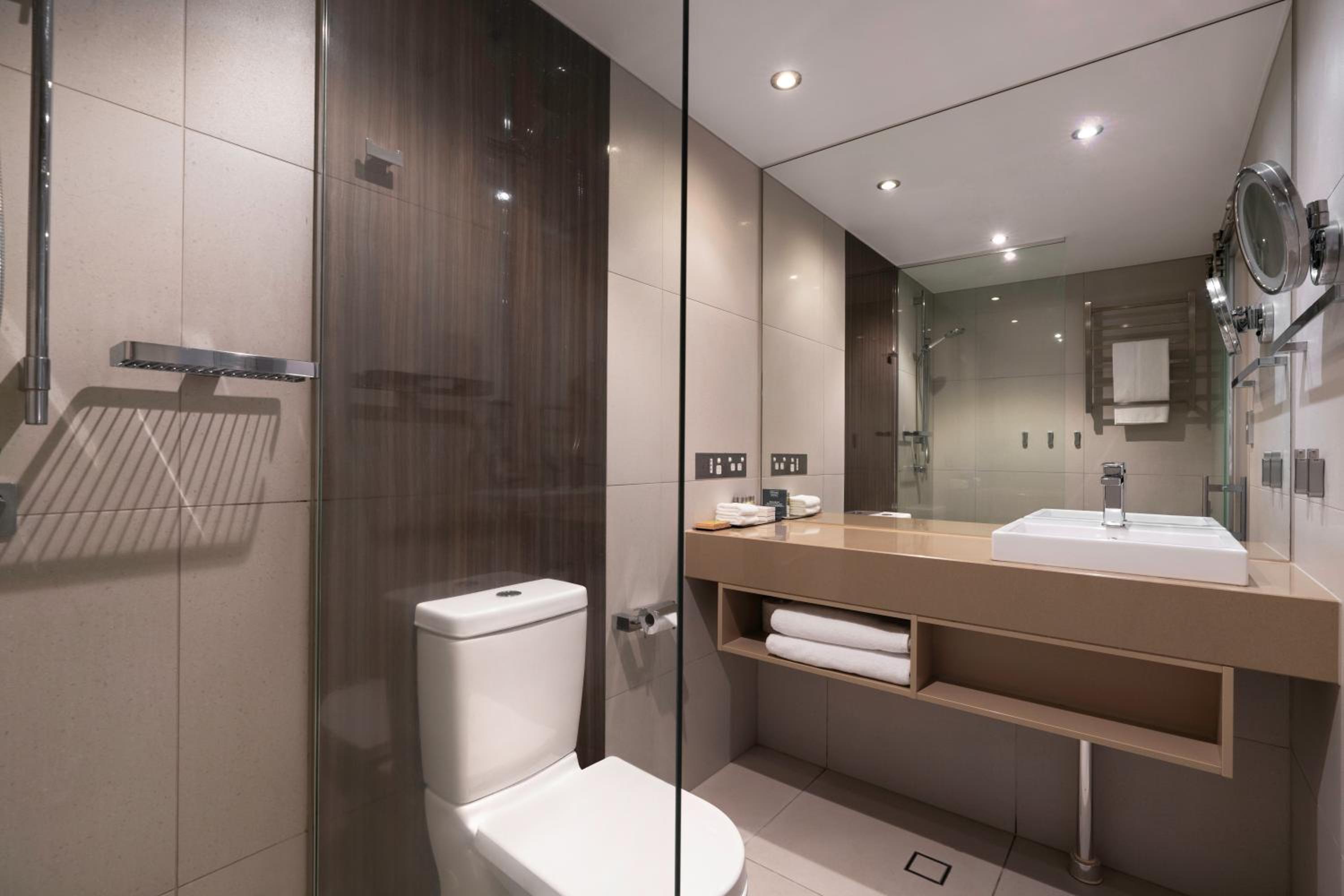 King Guest Room with Harbor View thumbnail 5