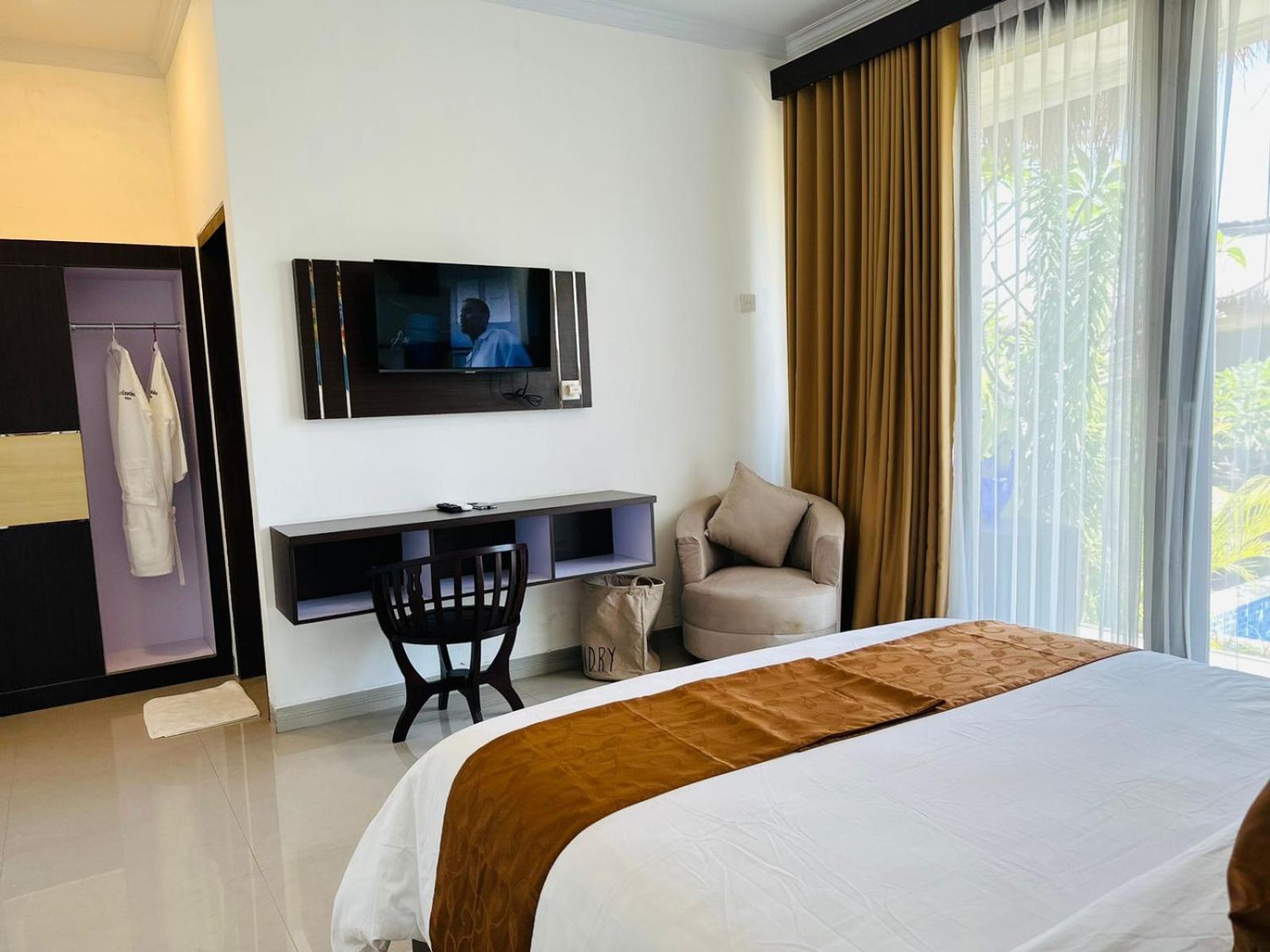 Double Room with Pool View - Photo 12