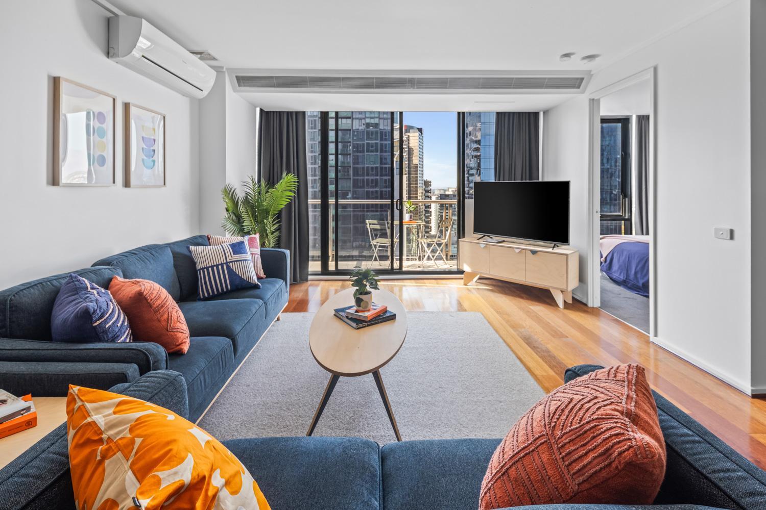 April - 2 Bed - 2 Bath Apartment with 3 Queen Beds