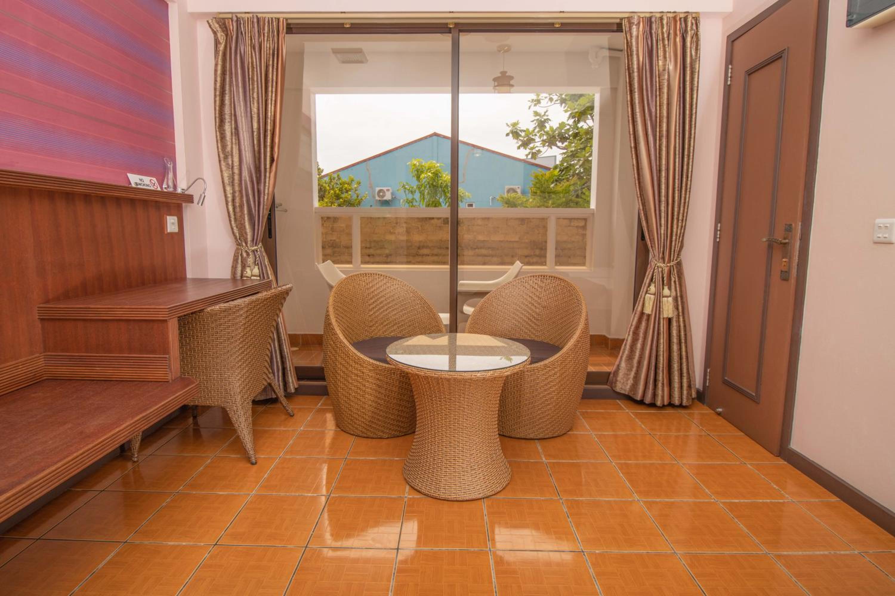 Deluxe Double Room with Balcony photo 3
