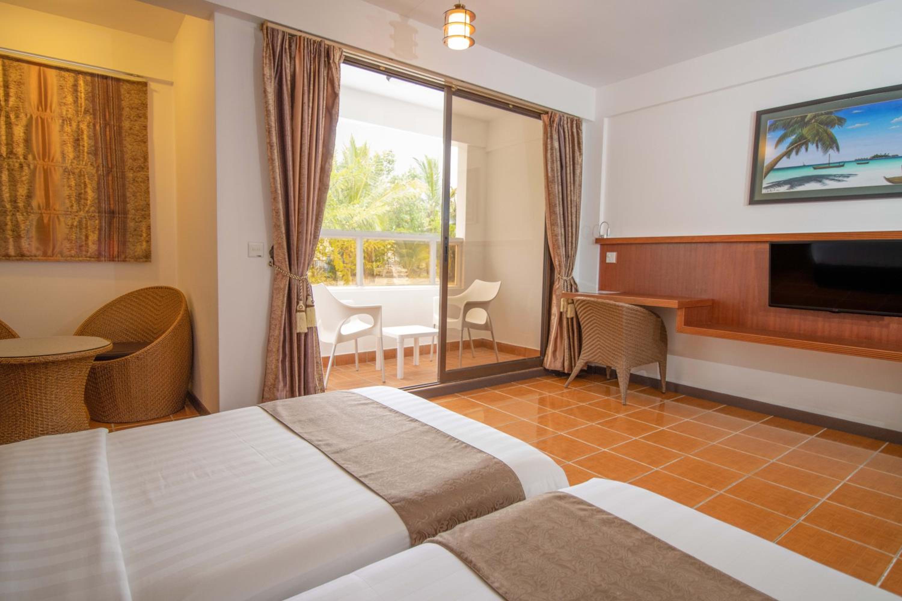 Deluxe Double Room with Balcony photo 2