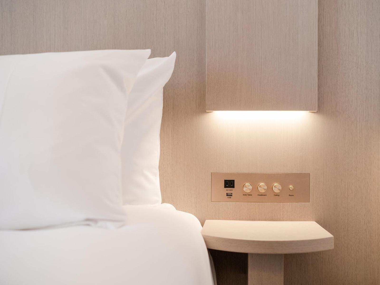 Deluxe King Room with Lounge Access photo 2