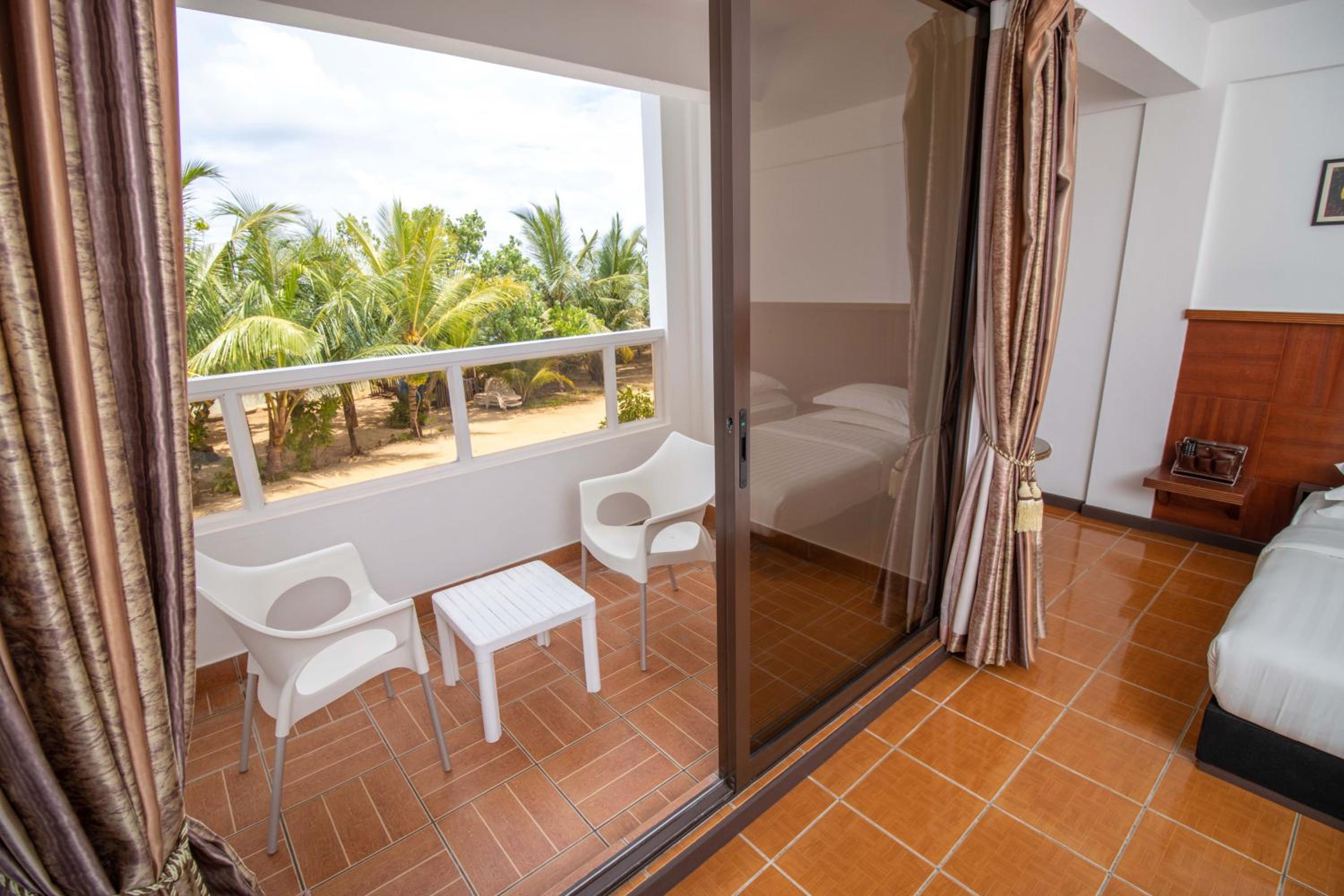 Deluxe Twin Room with Beach View photo 3