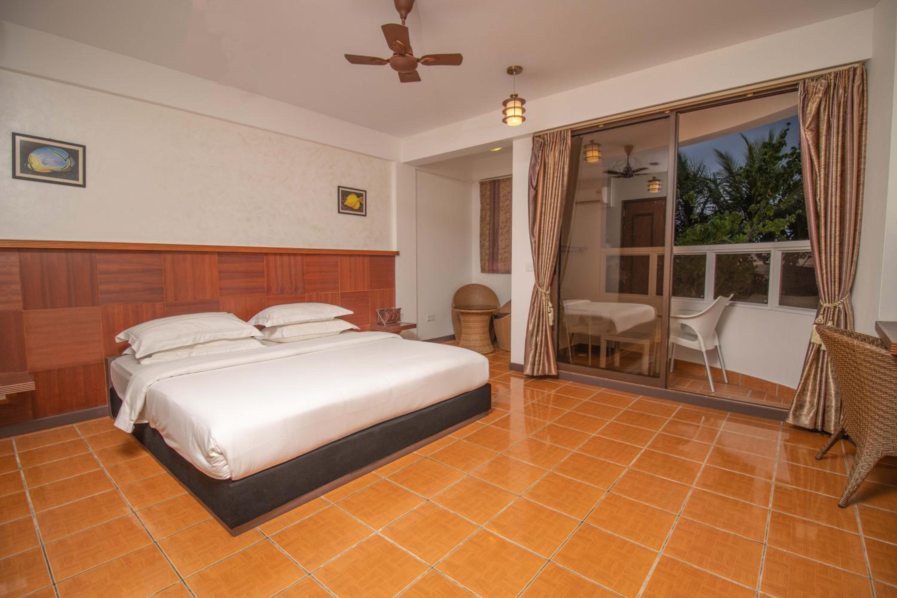 Deluxe Double Room with Beach View photo 2